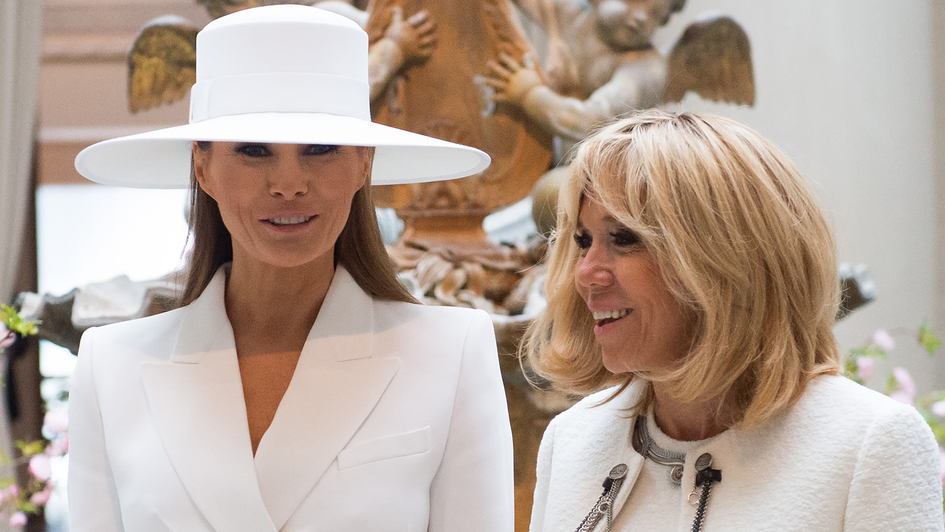 Melania Trump fue centro de todas las miradas y memes por su sombrero de ala ancha a tono con su outfit (/ AFP PHOTO / SAUL LOEB)