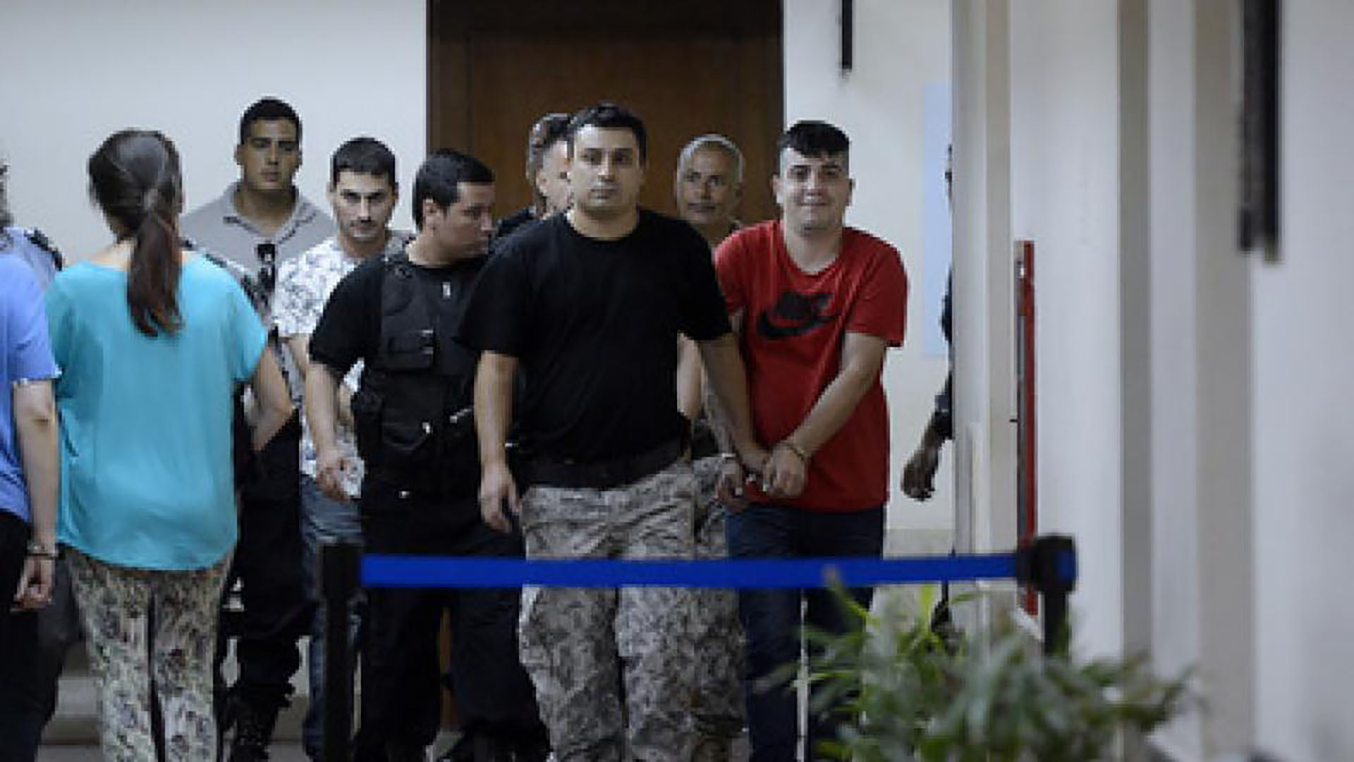 “Tubi” Segovia, de remera roja, detenido en Rosario.