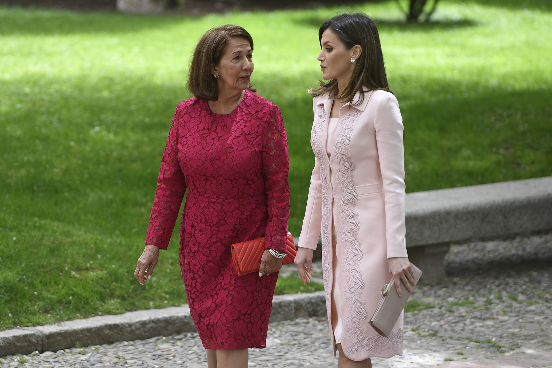 Gertrudis Guerrero también eligió un look monocromático, colorado