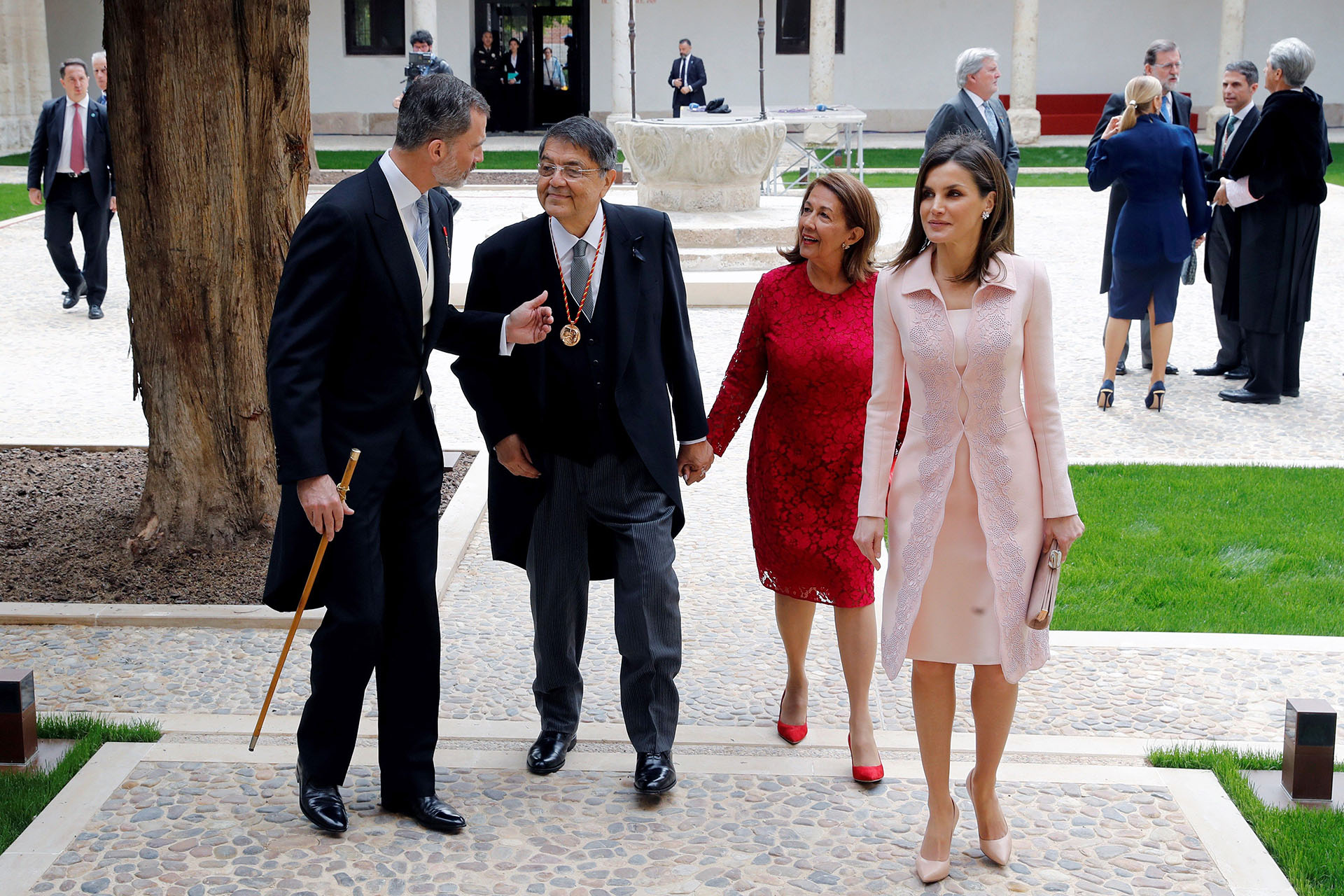 Los reyes caminan junto a Sergio Ramírez y su mujer, Gertrudis Guerrero
