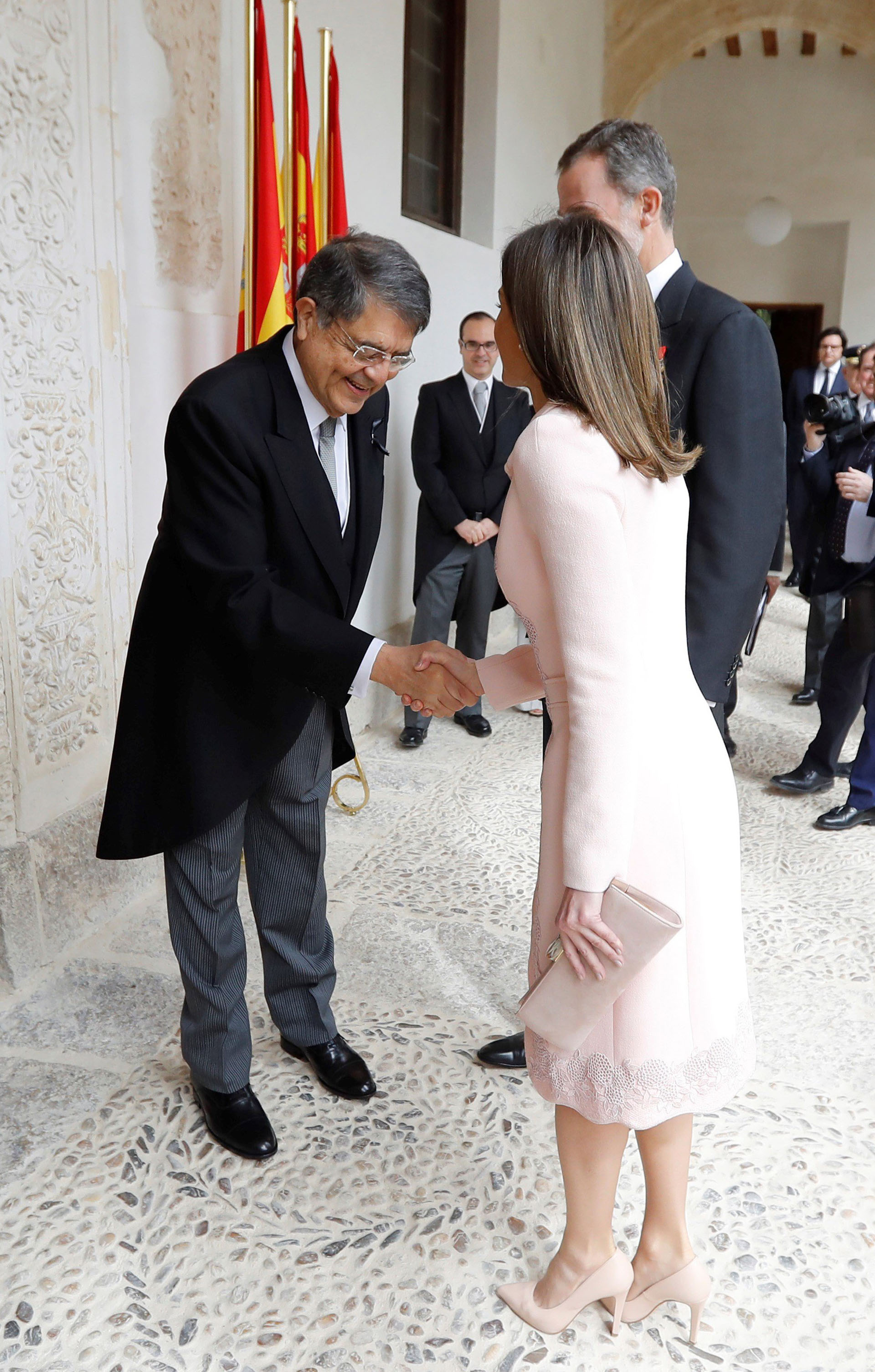 Un primer plano del clutch y de los stilettos de la reina, que parece haber dejado de lado el cabello corto y ahora lo luce por debajo de los hombros /// Fotos: AFP