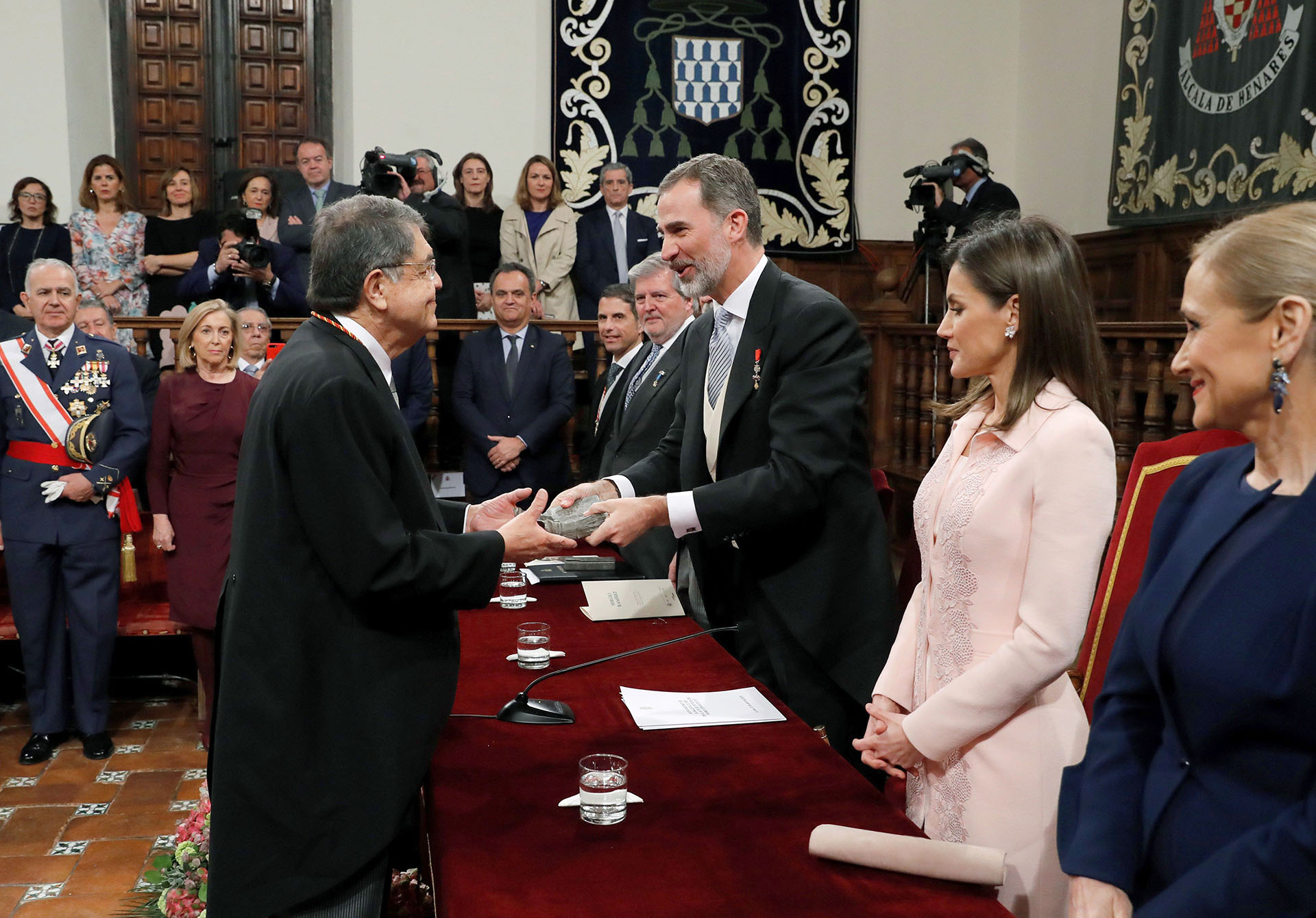 Los reyes saludan al escritor de Nicaragua, Sergio Ramírez, a su llegada a la universidad de Alcalá de Henares