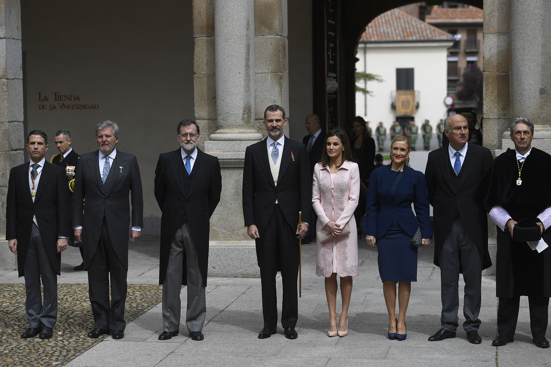 Los reyes posan junto al ministro de Educación, Cultura y Deporte, y vocero del Gobierno español, Iñigo Méndez de Vigo; el primer ministro Mariano Rajoy; y la presidenta del gobierno regional de Madrid, Cristina Cifuentes