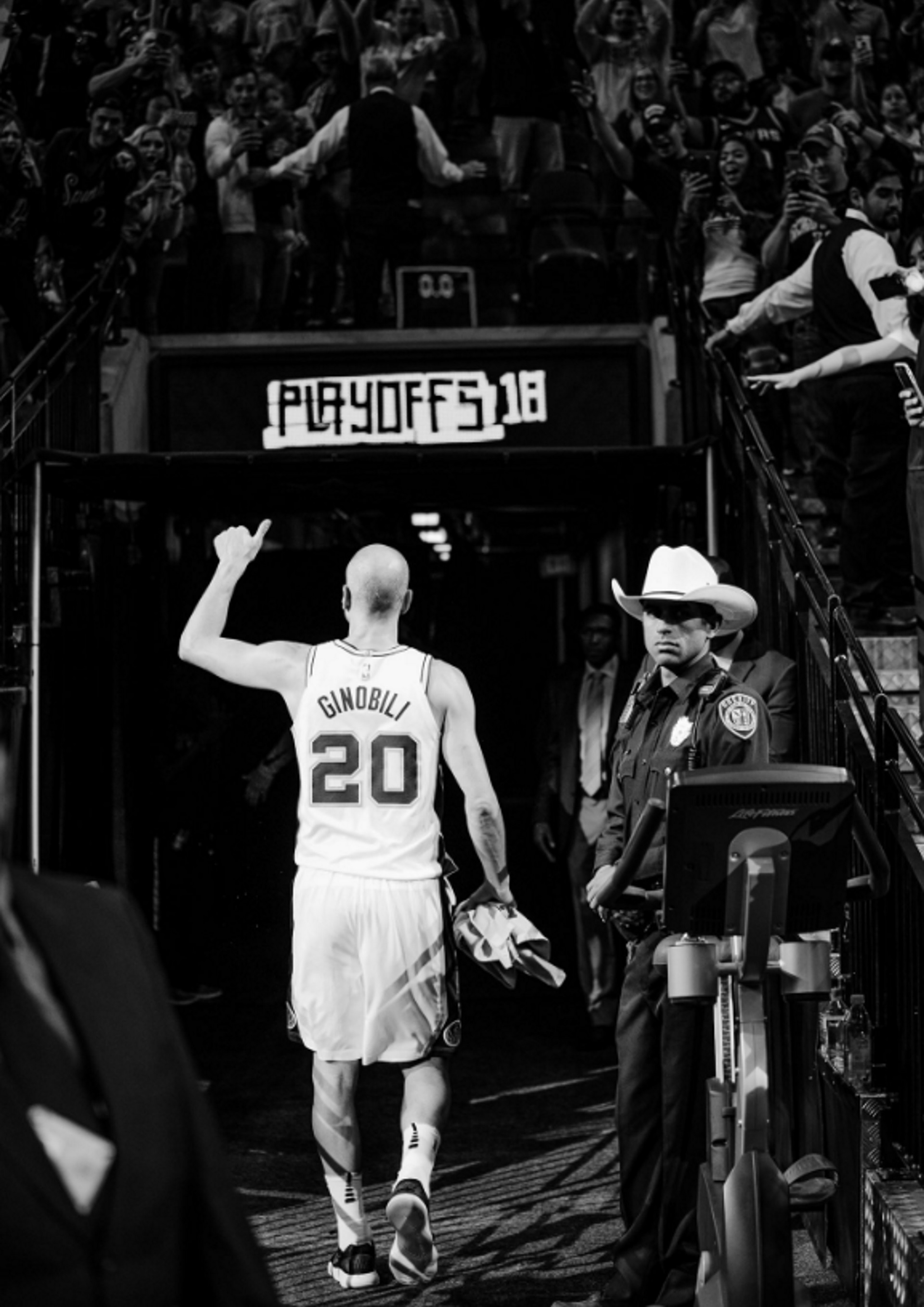 Ginóbili en dirección a los vestuarios en lo que fue su última función, el 24 de abril de 2008(@Spurs)