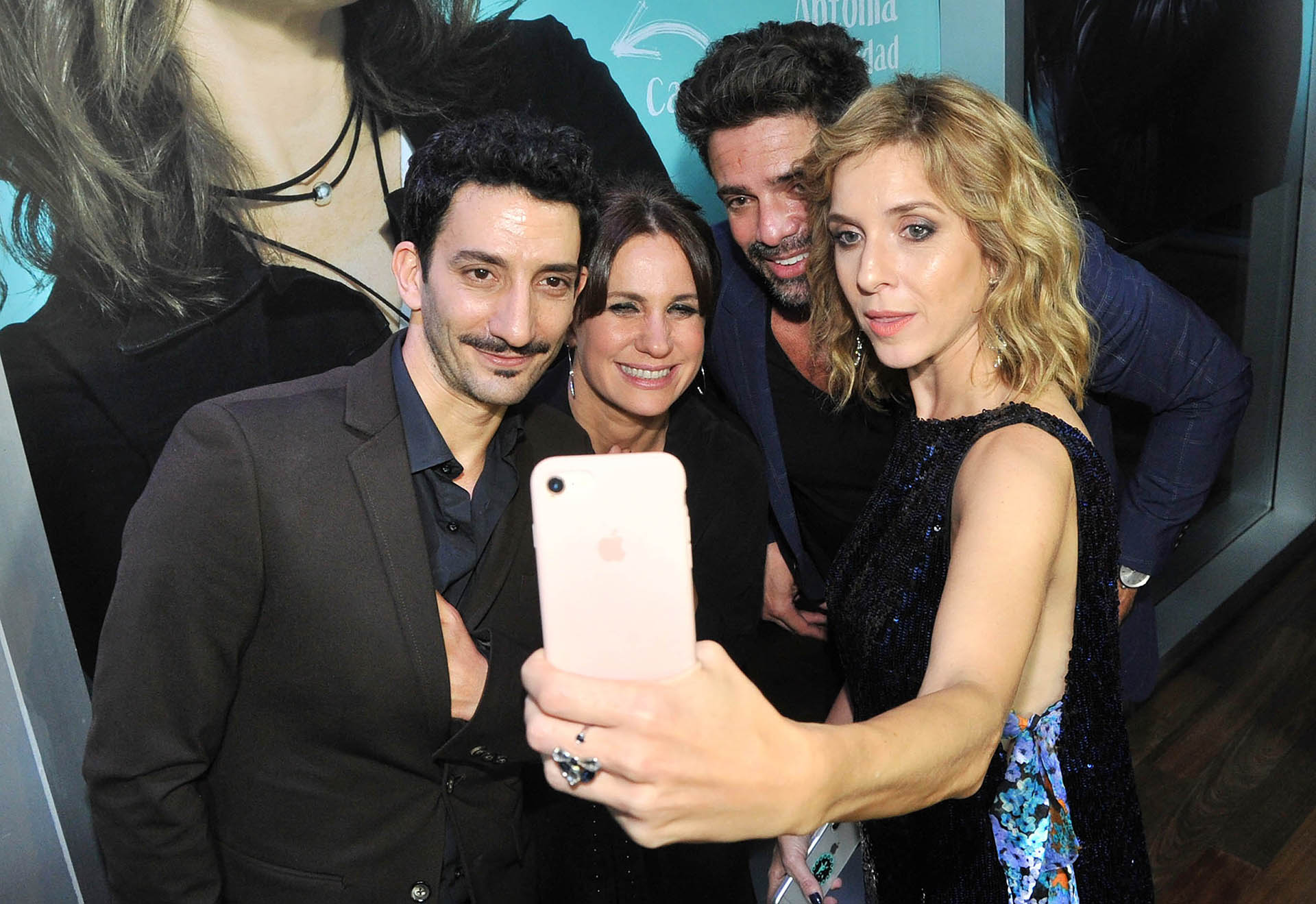 Juan Minujín, Nancy Dupláa, Luciano Castro y Carla Peterson se sacan una selfie