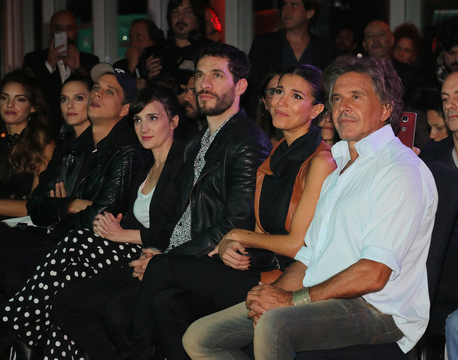 En la trama de la comedia se plantean los problemas que enfrentan las parejas, como el desgaste en una relación, la crianza de los hijos y la rutina, entre otros