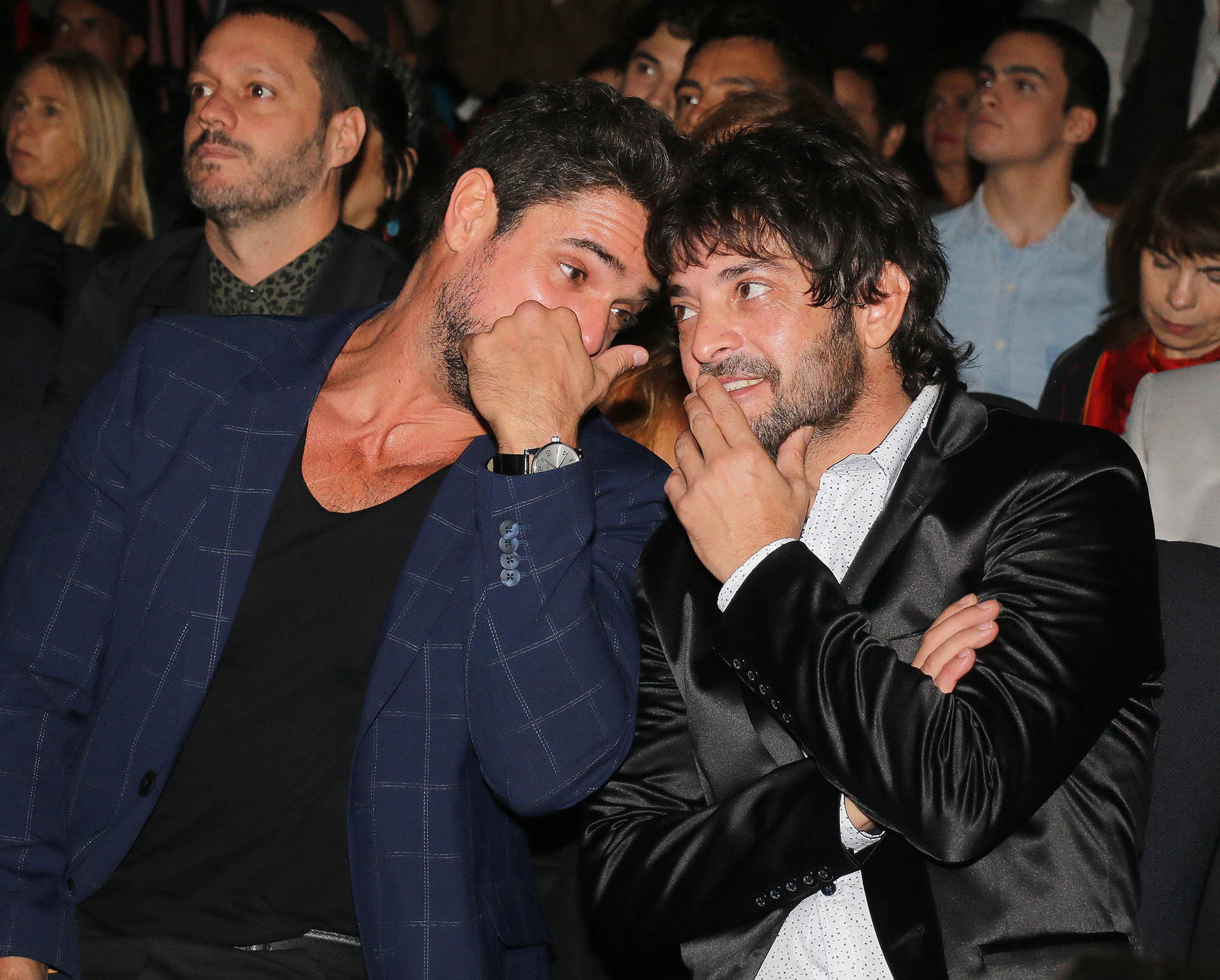 Luciano Castro y Pablo Rago, charlando durante la presentación de la comedia romántica
