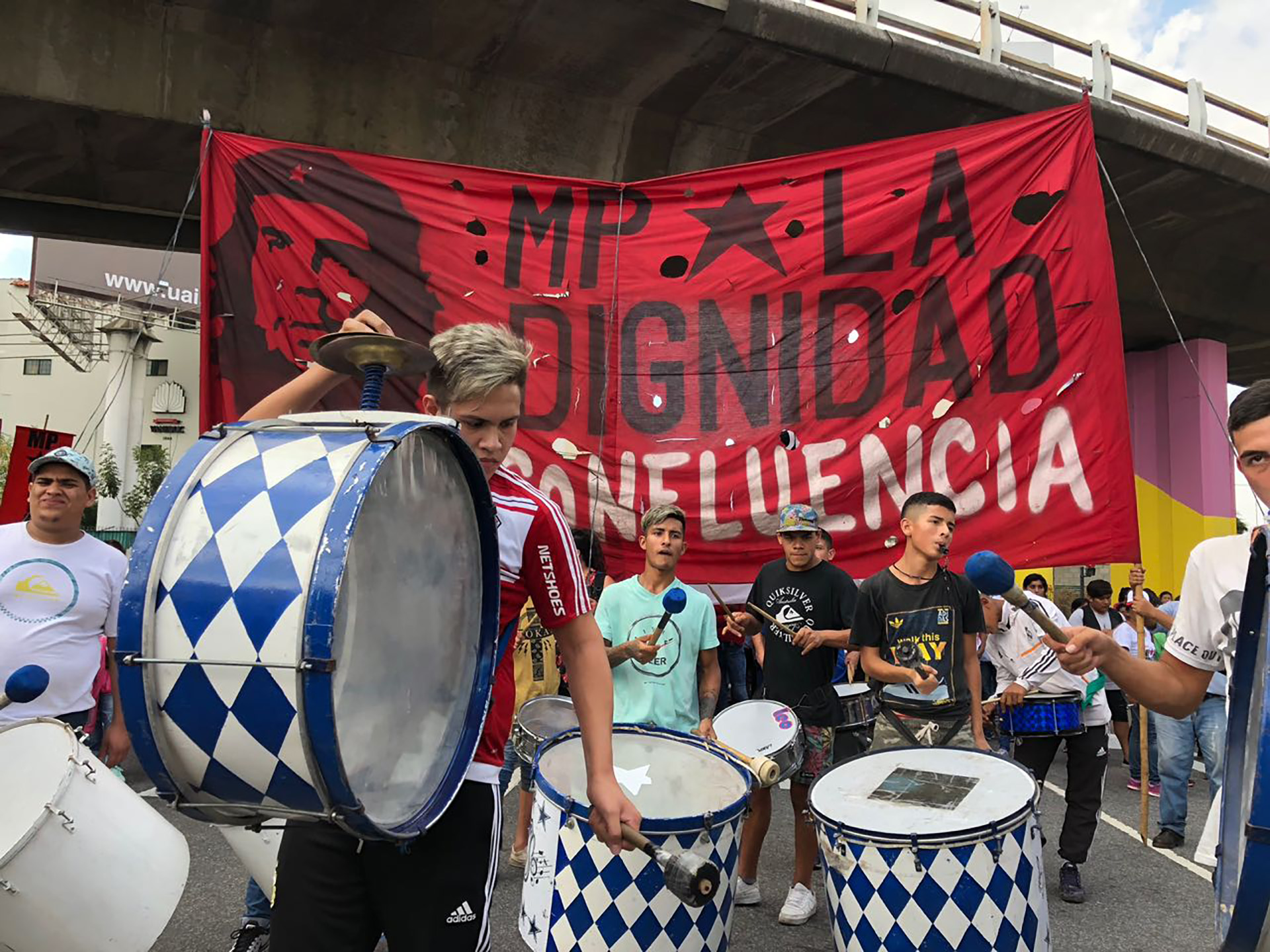 Marcha de piqueteros y docentes bonaerenses ante la crisis económica y social