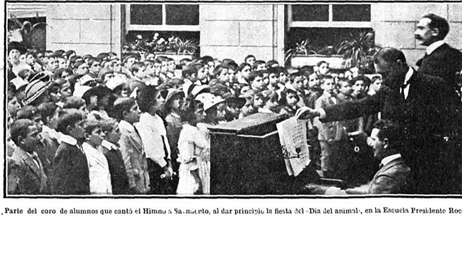 Fiesta del Día del Animal. Un coro de niños en una escuela canta el himno a Sarmiento en el inicio de la celebración.