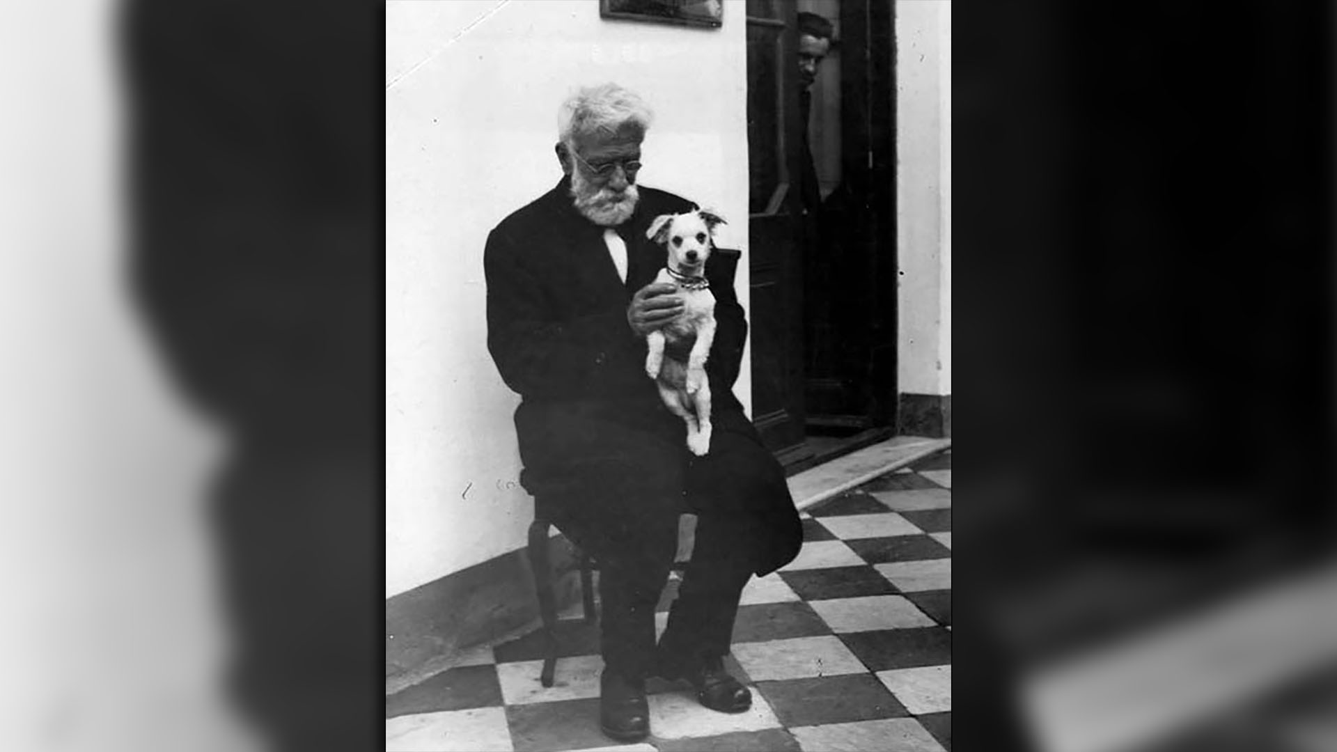 Ignacio Lucas Albarracín nació en Córdoba el 31 de julio de 1850 y murió, a los 75 años, el 29 de abril de 1926 en Lomas de Zamora. Estuvo al frente de la Sociedad Argentina Protectora de los Animales (SAPA).