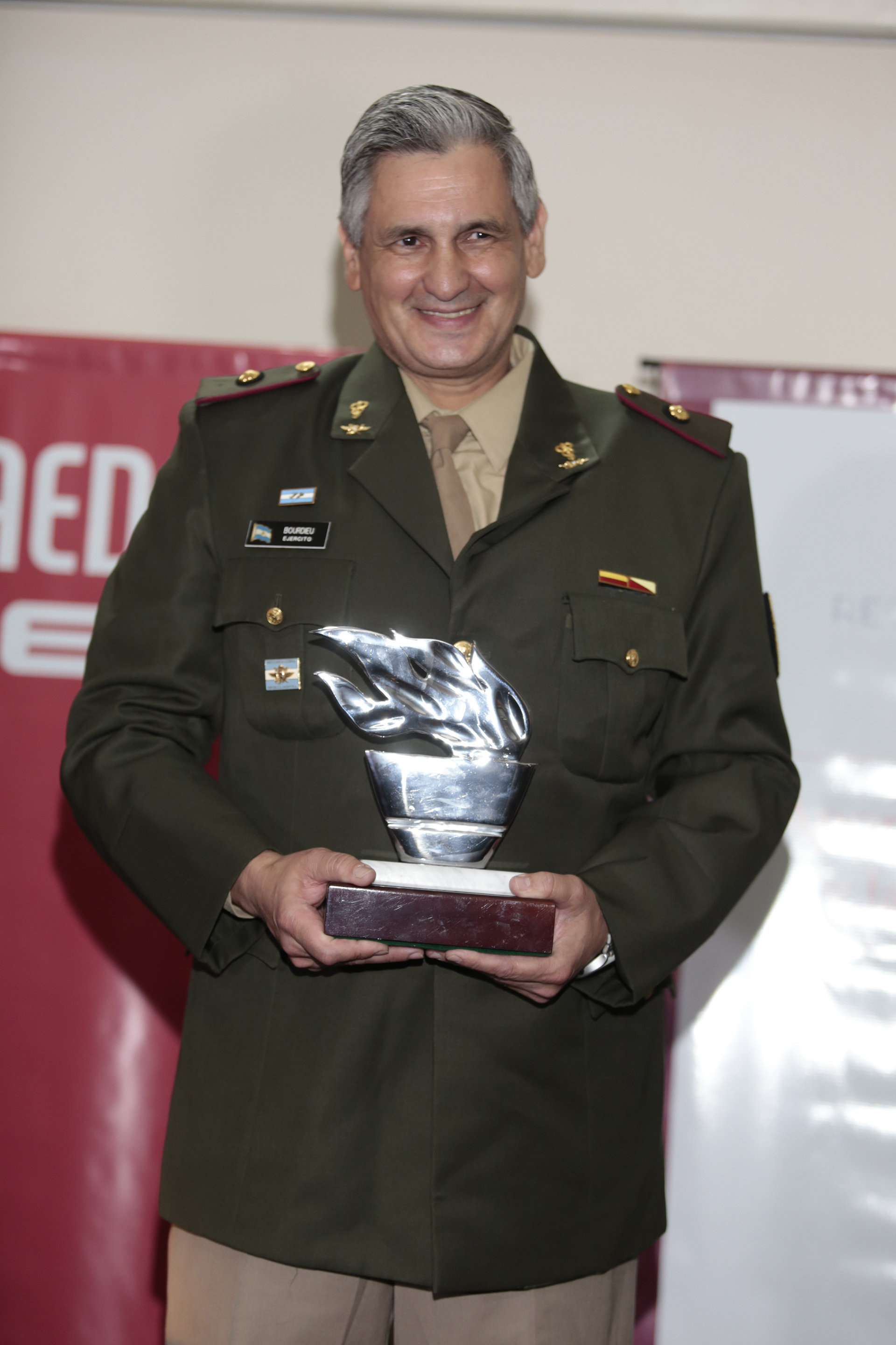 El Dr. Martín María Bourdieu recibió el Reconocimiento TAEDA 2018 en la categoría “Salud Pública”. El galardonado es excombatiente de Malvinas, Mayor Médico del Ejército Argentino, y actualmente se desempeña como Subdirector General del Centro de Salud “Veteranos de Malvinas”, dependiente de la Dirección de Sanidad Conjunta del Estado Mayor Conjunto. Además, es Miembro Honorario Nacional de la Asociación Médica Argentina