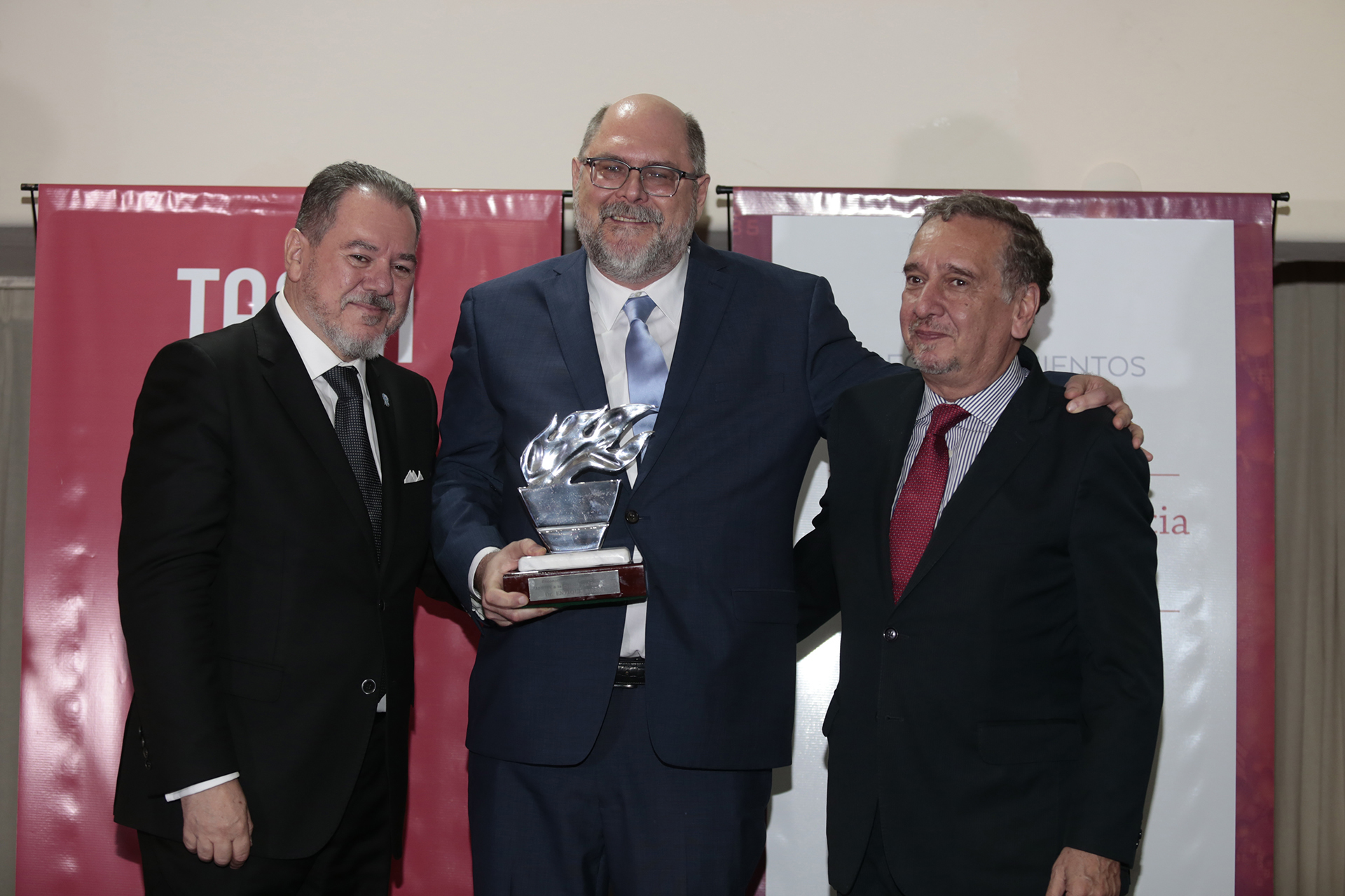Recientemente, el Dr Mesri conformó un equipo de investigadores e instituciones argentinas que ganó, en una competencia abierta internacional, un subsidio del National Cancer Institute de los Estados Unidos para conformar un consorcio entre la Universidad de Miami y cuatro instituciones científicas y clínicas de la Argentina. Recibió el Reconocimiento TAEDA 2018 por su apoyo incansable a la formación de investigadores argentinos