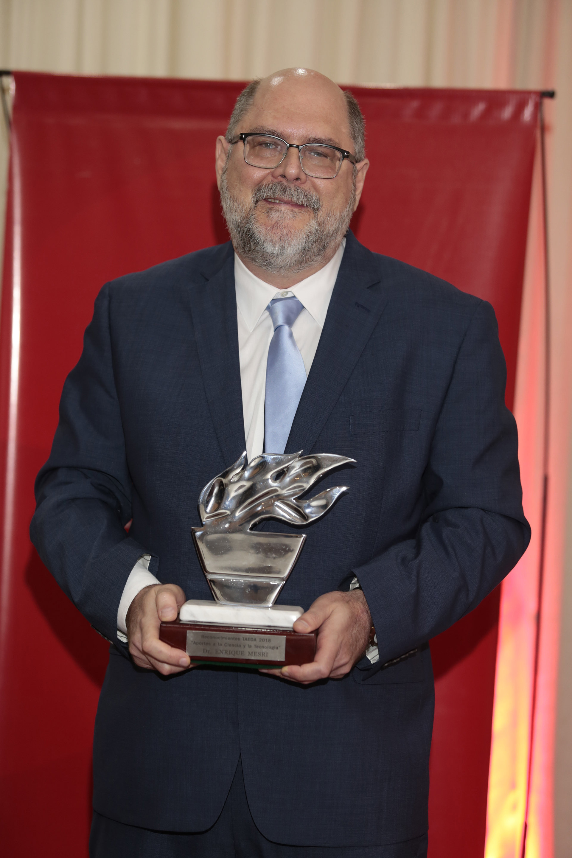 En la categoría “Cooperación con la Ciencia Nacional”, el Dr Enrique Mesri se alzó con el Reconocimiento TAEDA 2018. Es profesor y director del Programa de Graduados del Departamento de Microbiología e Inmunología de la Facultad de Medicina de la Universidad de Miami y el Sylvester Comprehensive Cancer Center, donde también dirige las áreas de cáncer y de mentoría del Centro de Investigación en SIDA. Además, es director del Laboratorio de oncogénesis viral en la Universidad de Miami