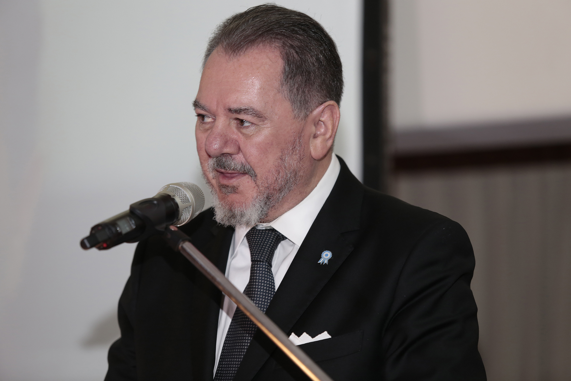 Mario Montoto, presidente de Editorial TAEDA y de la revista DEF, durante su discurso en la entrega de los Reconocimientos TAEDA 2018 “Aportes a la Ciencia y la Tecnología”. Su objetivo es poner en valor los avances en ciencia básica y sus aplicaciones, fomentar el trabajo de emprendedores comprometidos con el desarrollo de proyectos productivos sustentables y estimular la sinergia entre institutos universitarios, centros de investigación estatales e inversores privados