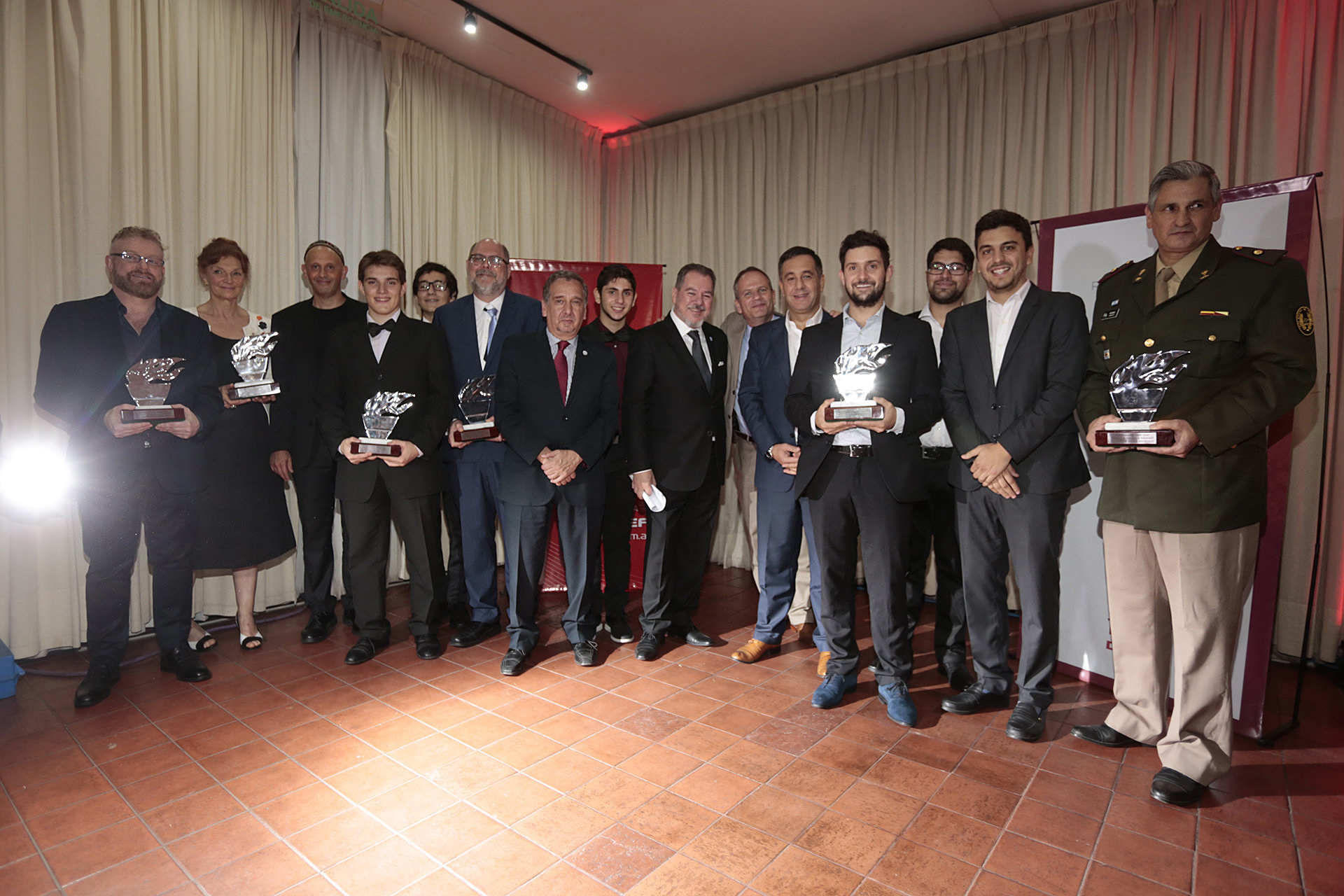 La foto final de todos los premiados junto a Mario Montoto, los ministros Sergio Bergman, Lino Barañao y Alejandro Finocchiaro, y el embajador de Israel en la Argentina, Ilan Sztulman /// Fotos: Christian Bochichio – TAEDA