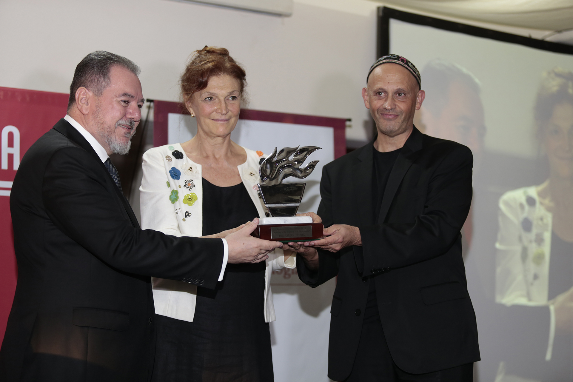Lilian Corra también preside la International Society of Doctors for the Environment (ISDE) y colabora activamente con la Asociación Argentina de Médicos por el Medio Ambiente (AAMMA), que fundó en 1992. Recibió el galardón en “Medioambiente”, por su labor destacada en la difusión de las problemáticas que el cambio climático genera en la salud humana