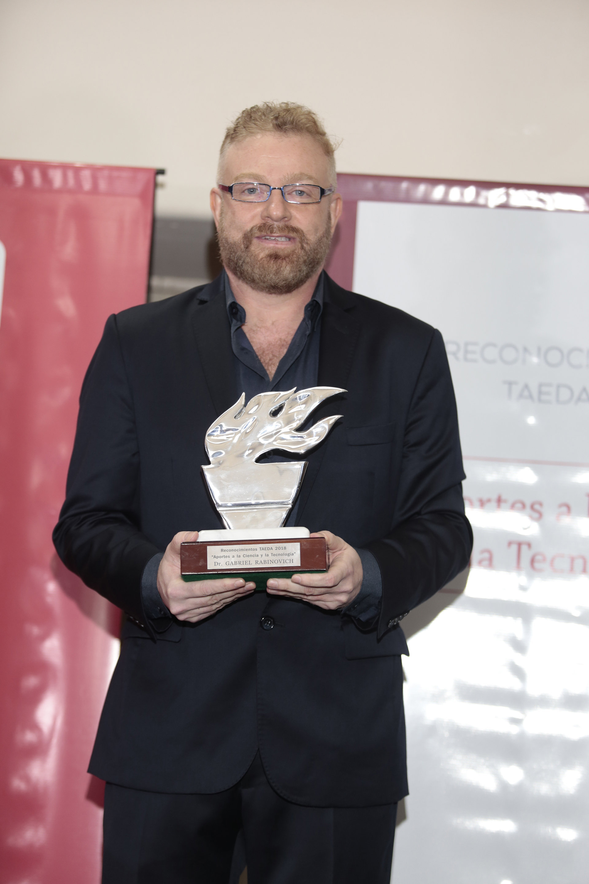 El ganador de la categoría “Ciencia básica y aplicada” fue el Dr. Gabriel Rabinovich, bioquímico y doctor en Ciencias Químicas, graduado en la Universidad Nacional de Córdoba. También, es investigador superior del CONICET, profesor titular de la UBA y profesor visitante de varias universidades extranjeras; además de vicedirector del Instituto de Biología y Medicina Experimental (IBYME)