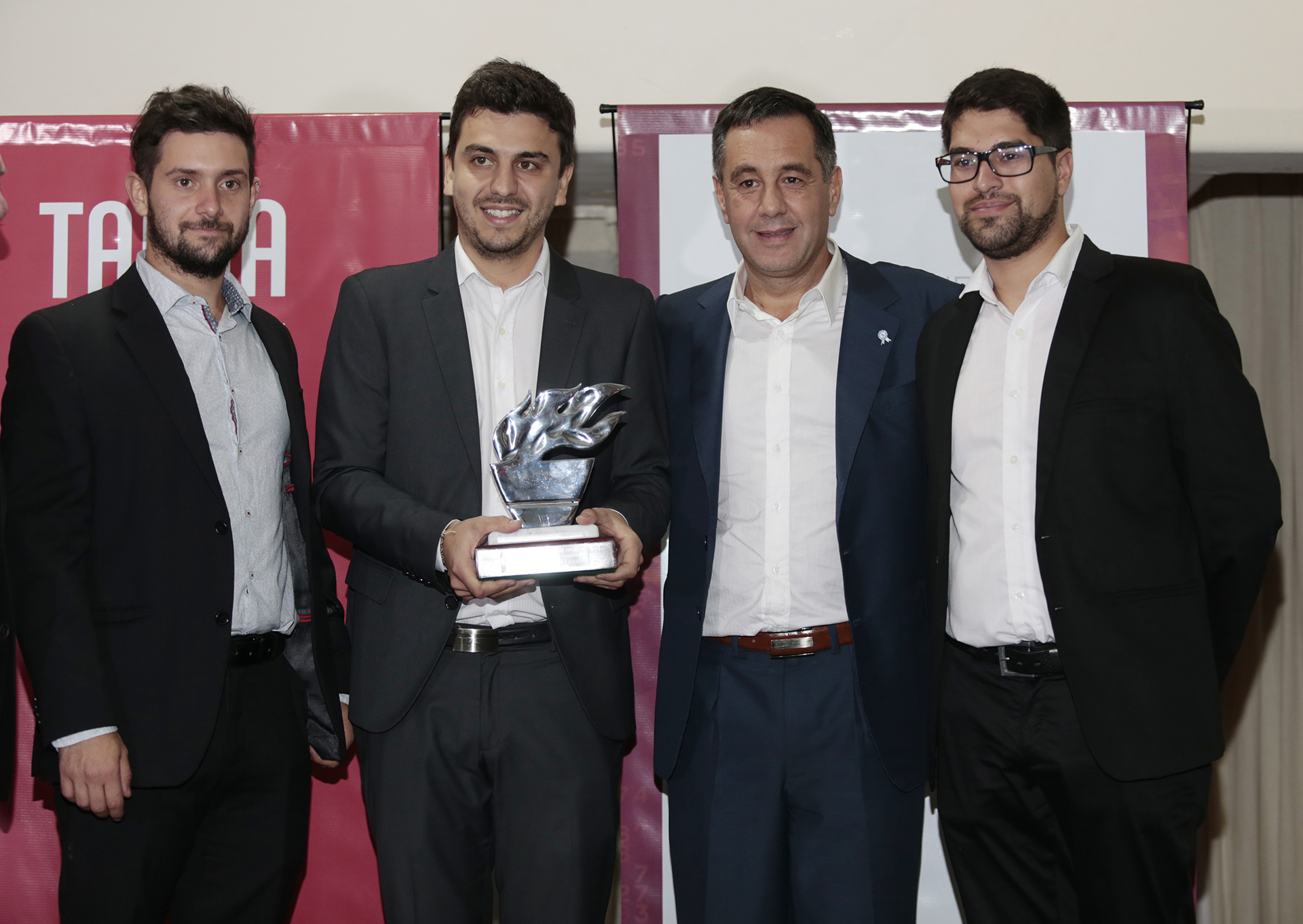 Leandro Lima, Fabián Saieg y Leandro Miguez recibieron su premio de manos del ministro de Educación, Alejandro Finocchiaro, en la categoría “Jóvenes Sobresalientes”: tres jóvenes amigos de Córdoba que, movidos por la necesidad de ayudar a las familias que carecen de una vivienda digna en la localidad de Alta Gracia, en 2014 decidieron juntarse para construir una sociedad más justa, equitativa y sustentable