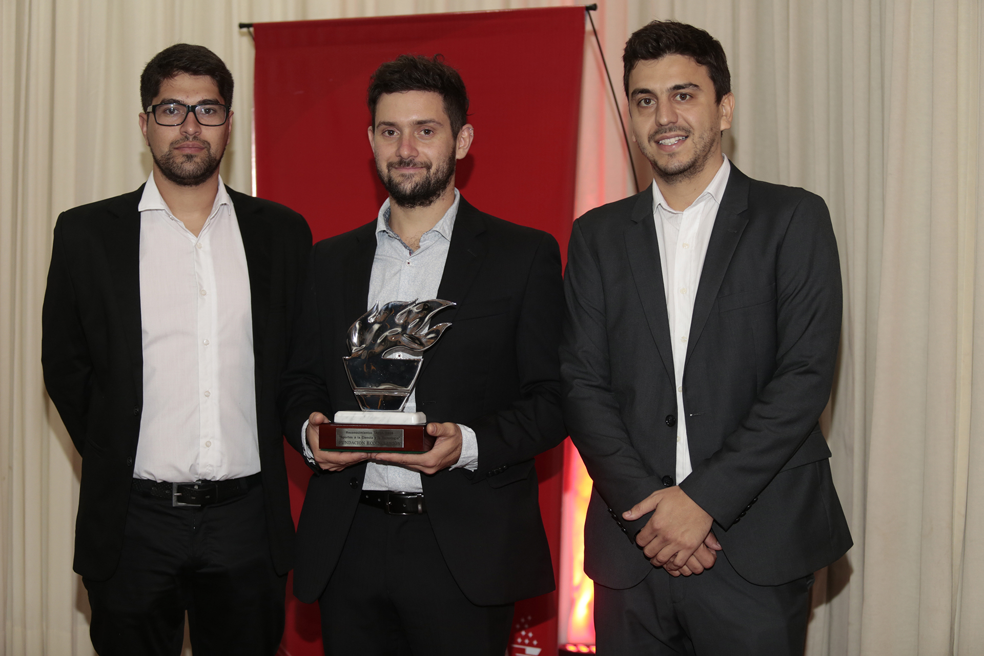 Los tres jóvenes premiados crearon la Fundación Ecoinclusión, con la que realizan construcciones ecológicas a partir de plásticos desechados, que son luego utilizados para fines sociales. Su iniciativa recibió el Reconocimiento TAEDA 2018, por haber demostrado que ayudar al prójimo y proteger el medioambiente pueden ir de la mano