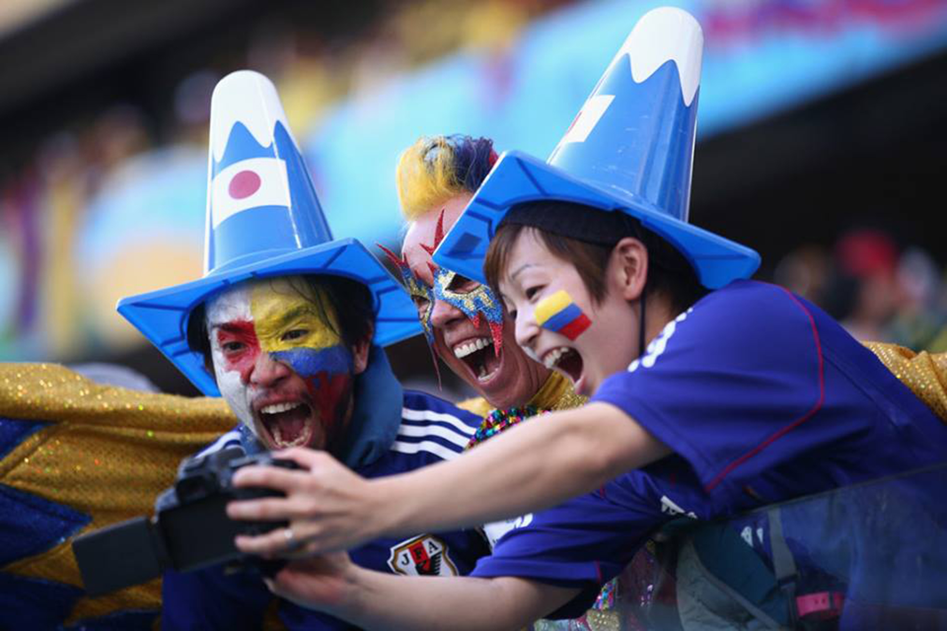 En medio de una foto con hinchas japoneses, durante el partido Colombia vs Japón en el Mundial de Brasil 2014.