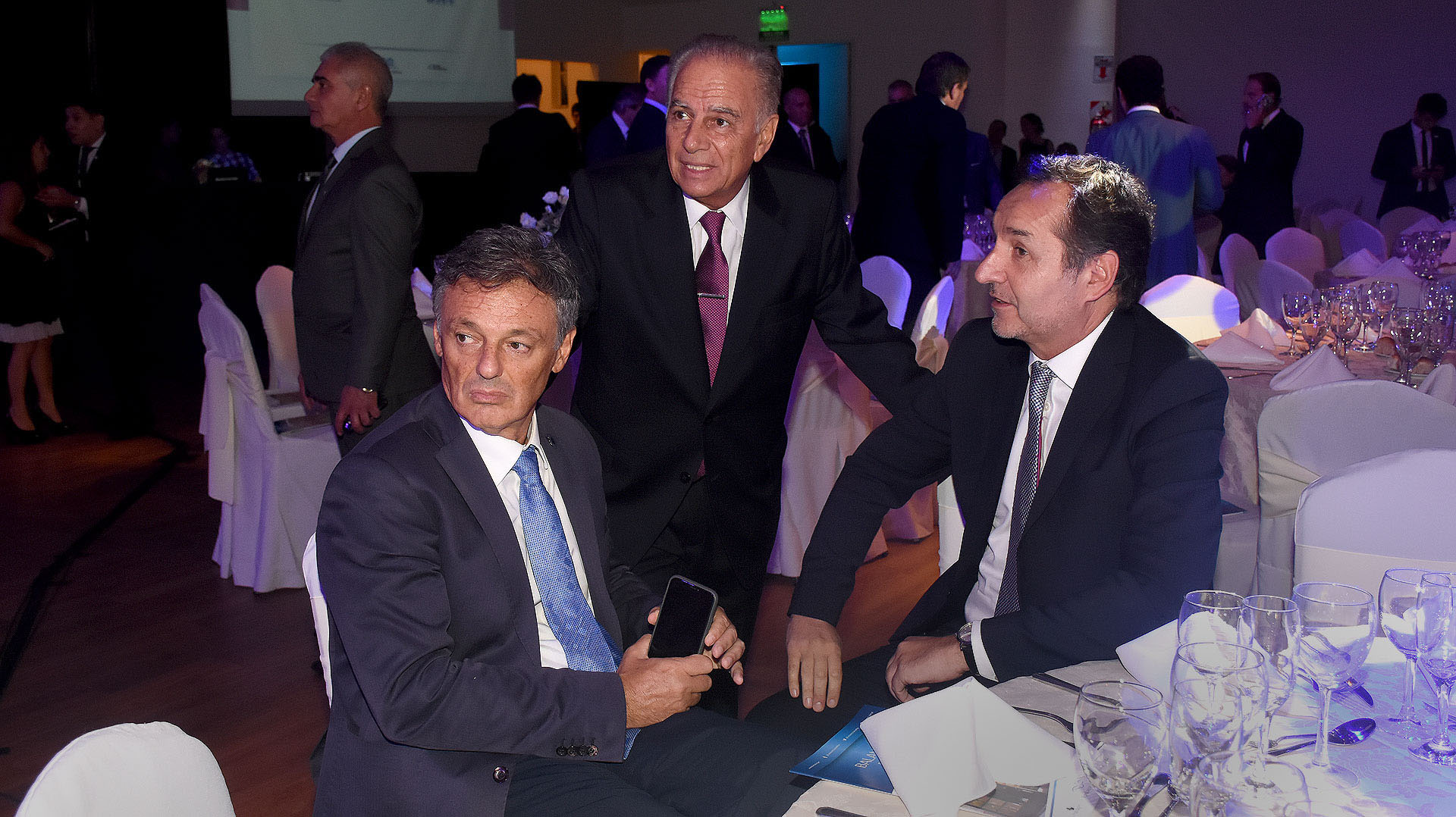 El ministro de Producción Francisco Cabrera; el presidente de Pan American Energy Alejandro Bulgheroni y el secretario de Asuntos Estratégicos Fulvio Pompeo