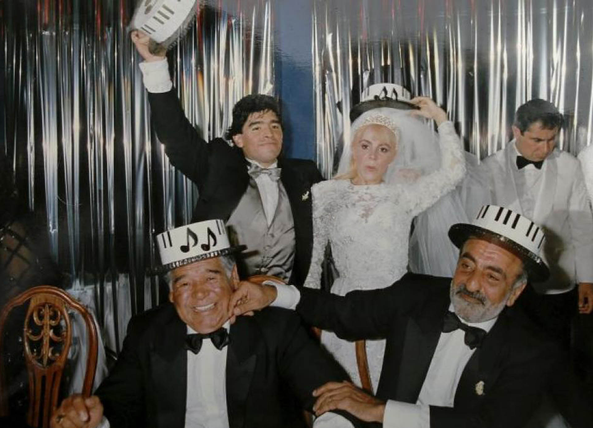 Claudia y Diego en su casamiento, con sus padres