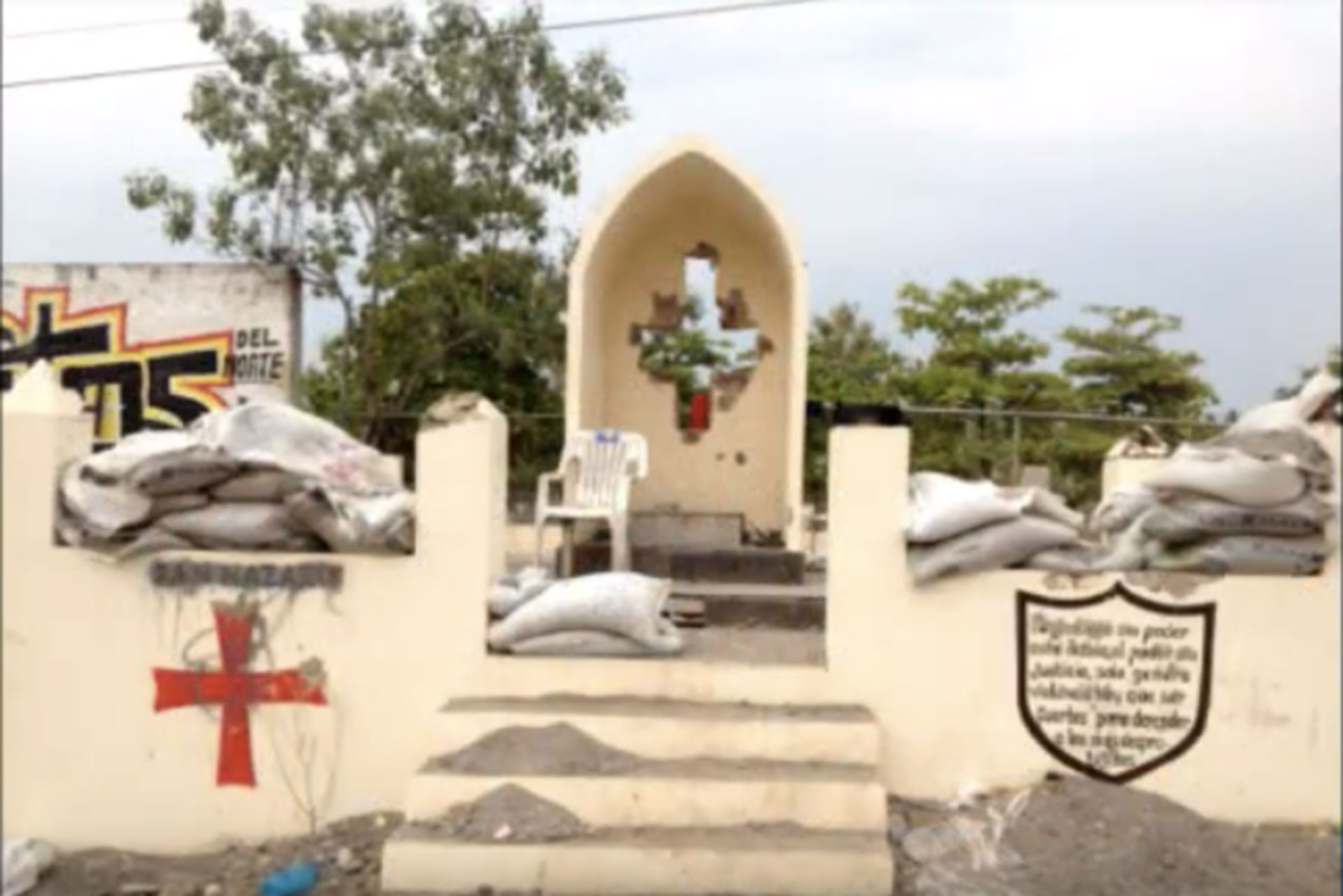 Un altar en honor a Nazario Moreno. (Foto: Captura de pantalla YouTube)