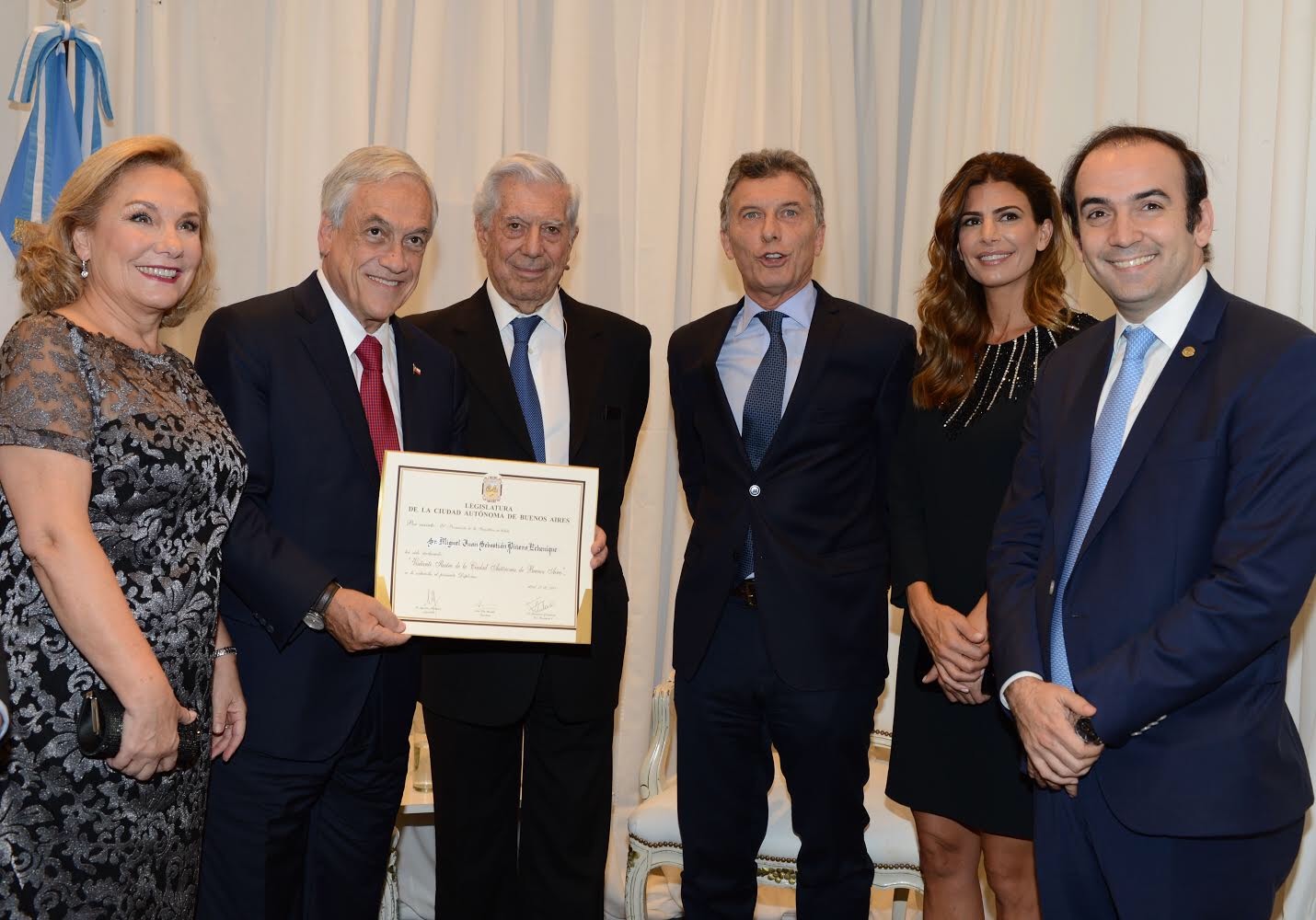 El legislador porteño Francisco Quintana le entregó un diploma al presidente chileno