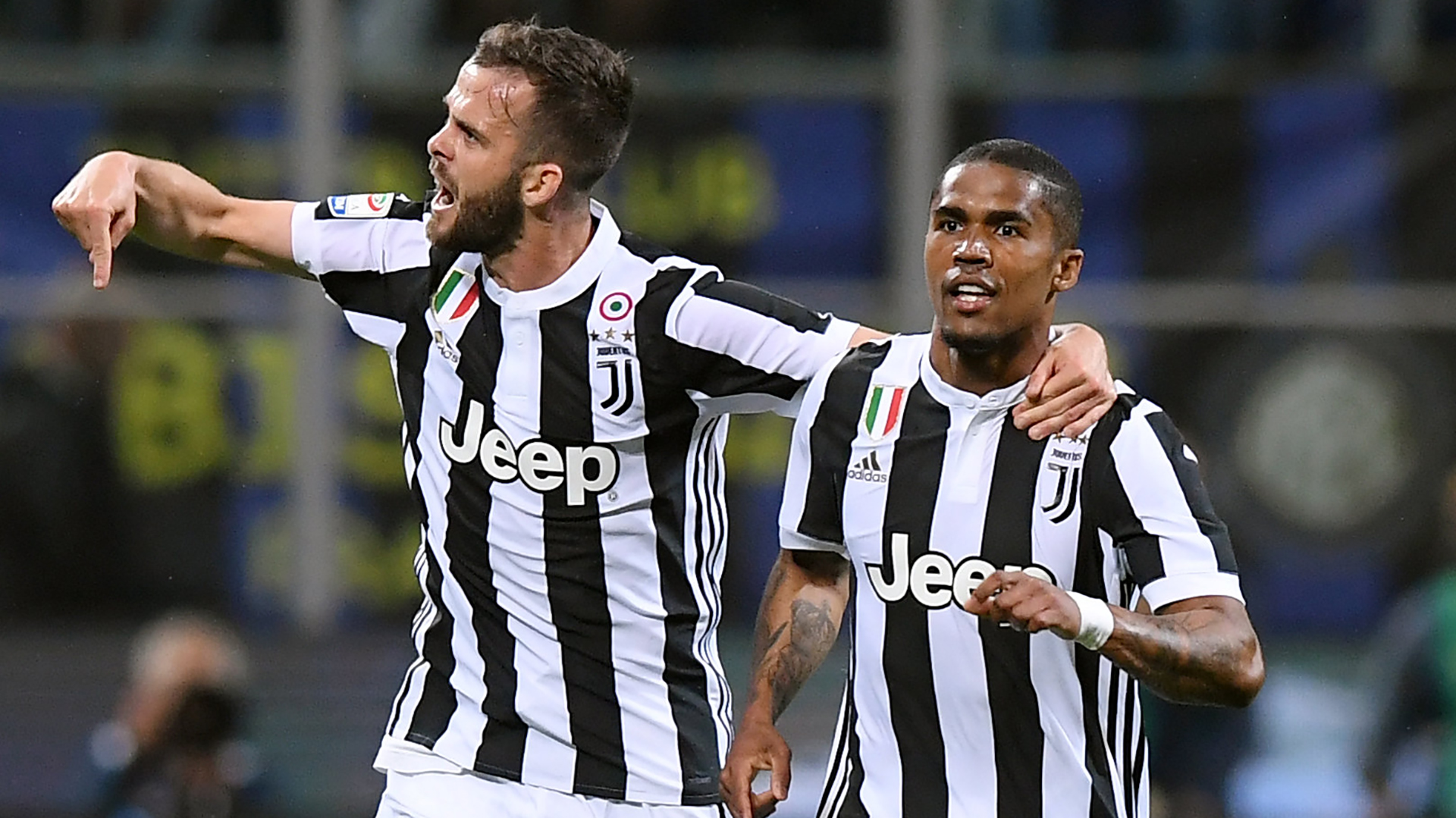 Douglas Costa y Miralem Pjanic, dos de los apuntados a salir de Juventus (REUTERS/Alberto Lingria)