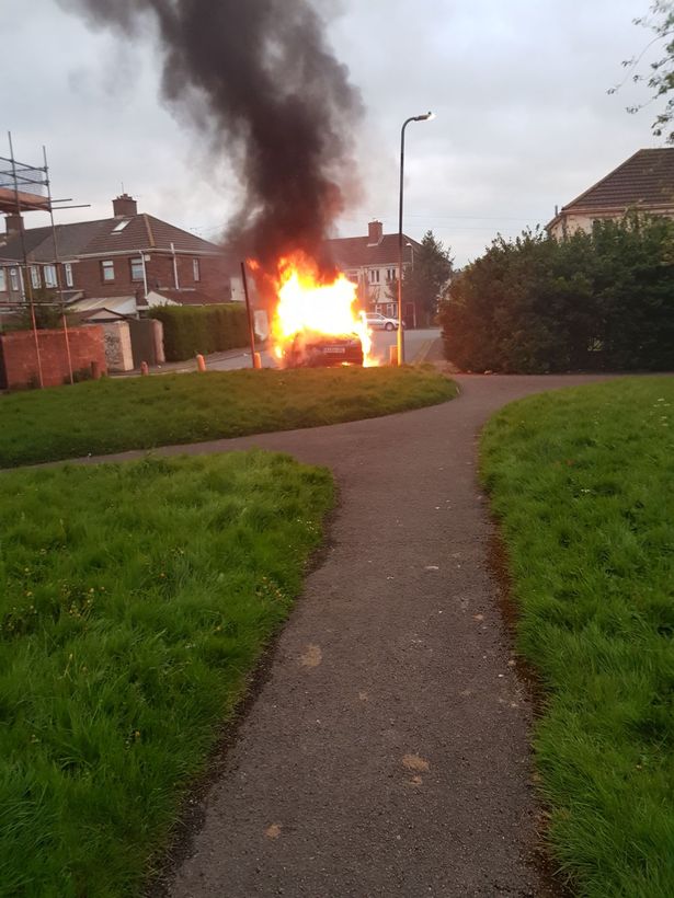 El auto fue hallado a 3,2 kilómetros de distancia y prendido fuego (Wales Online)