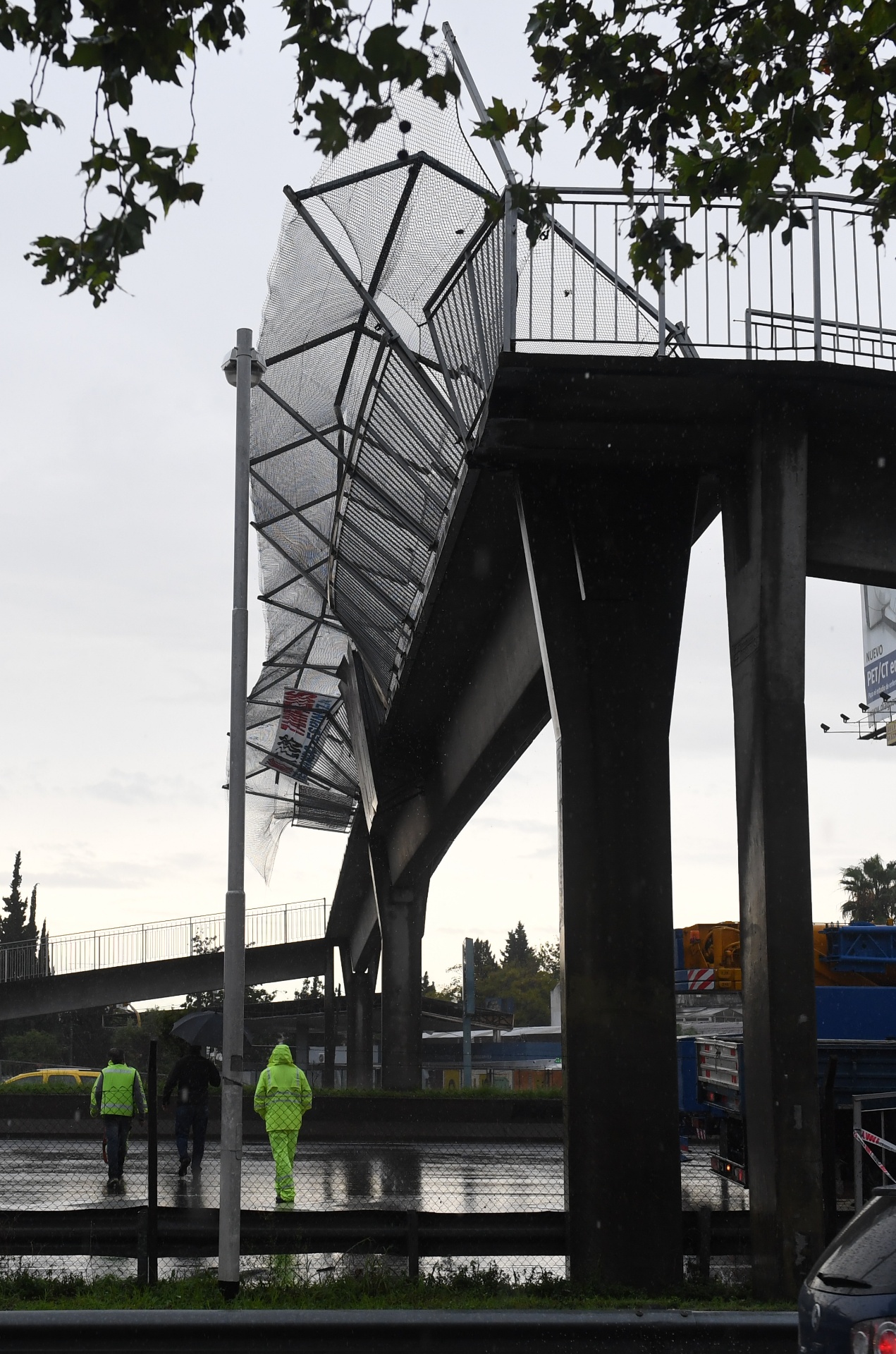 En Haedo, los fuertes vientos también hicieron colapsar un puente