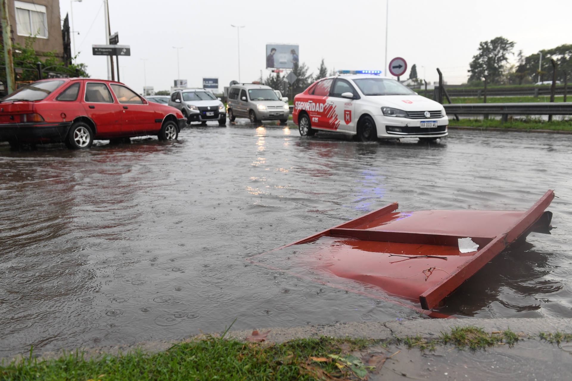 Uno de los tantos carteles que se cayeron por la tormenta de lluvia, viento y granizo
