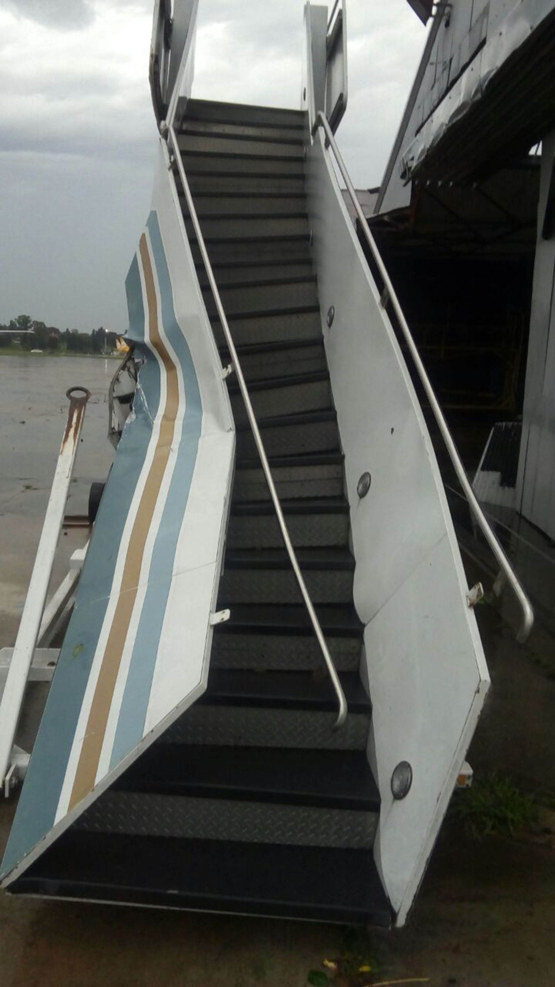 En la terminal de Ezeiza la fuerte tormenta generó demoras en las salidas y llegadas de algunos vuelos
