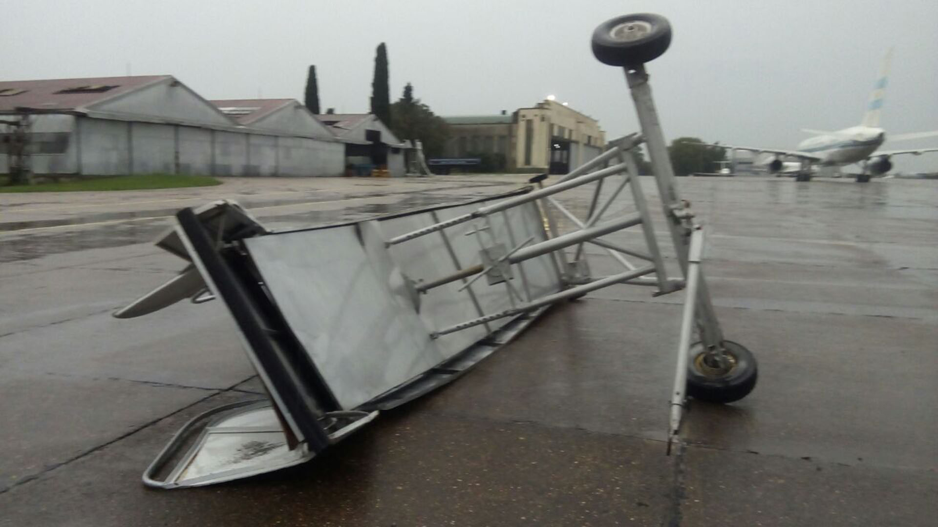 En Palomar hubo ráfagas y fuertes vientos que causaron voladuras y daños en los alrededores del aeropuerto