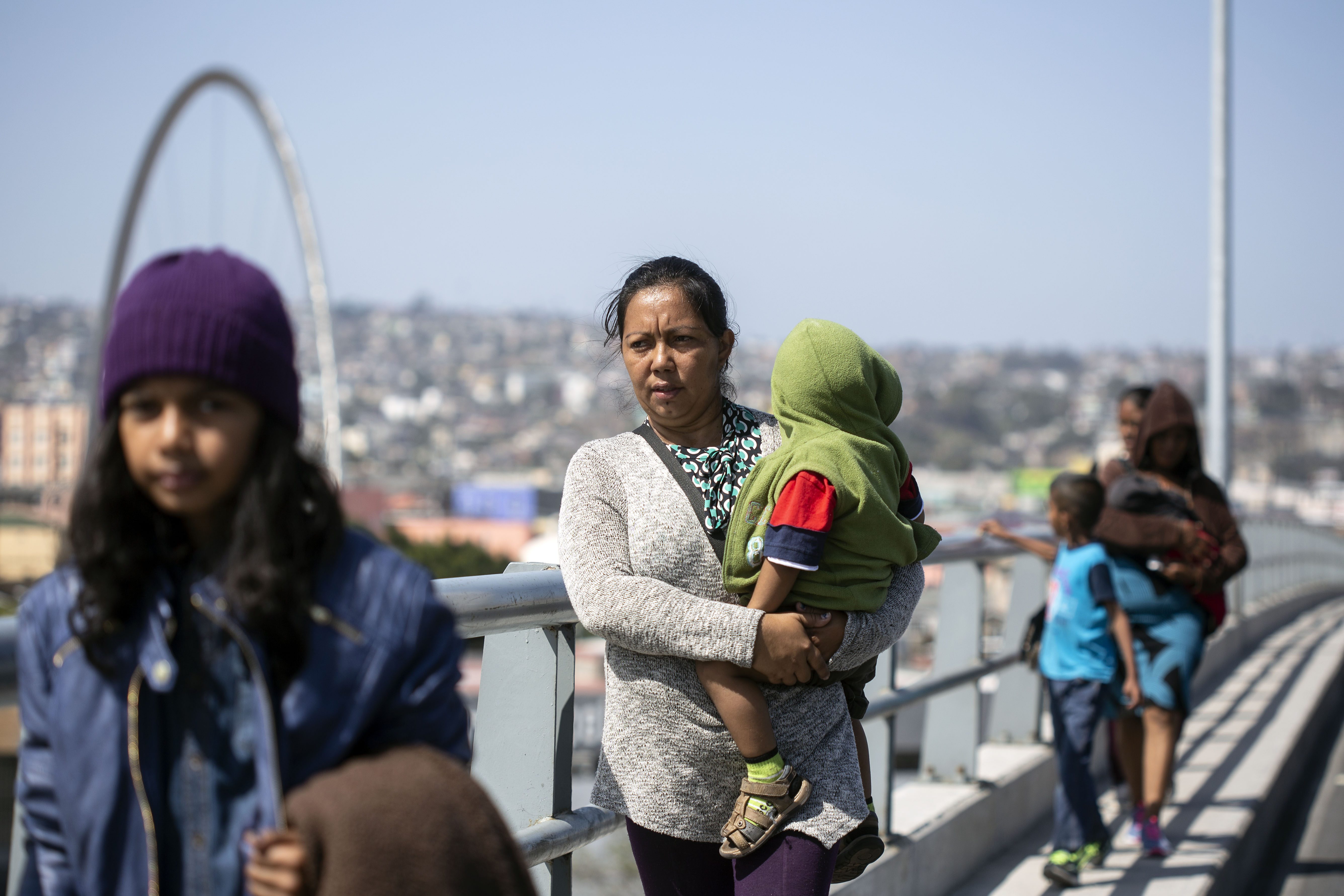 Los migrantes caminan cerca del cruce fronterizo en Tijuana (AFP / GUILLERMO ARIAS)