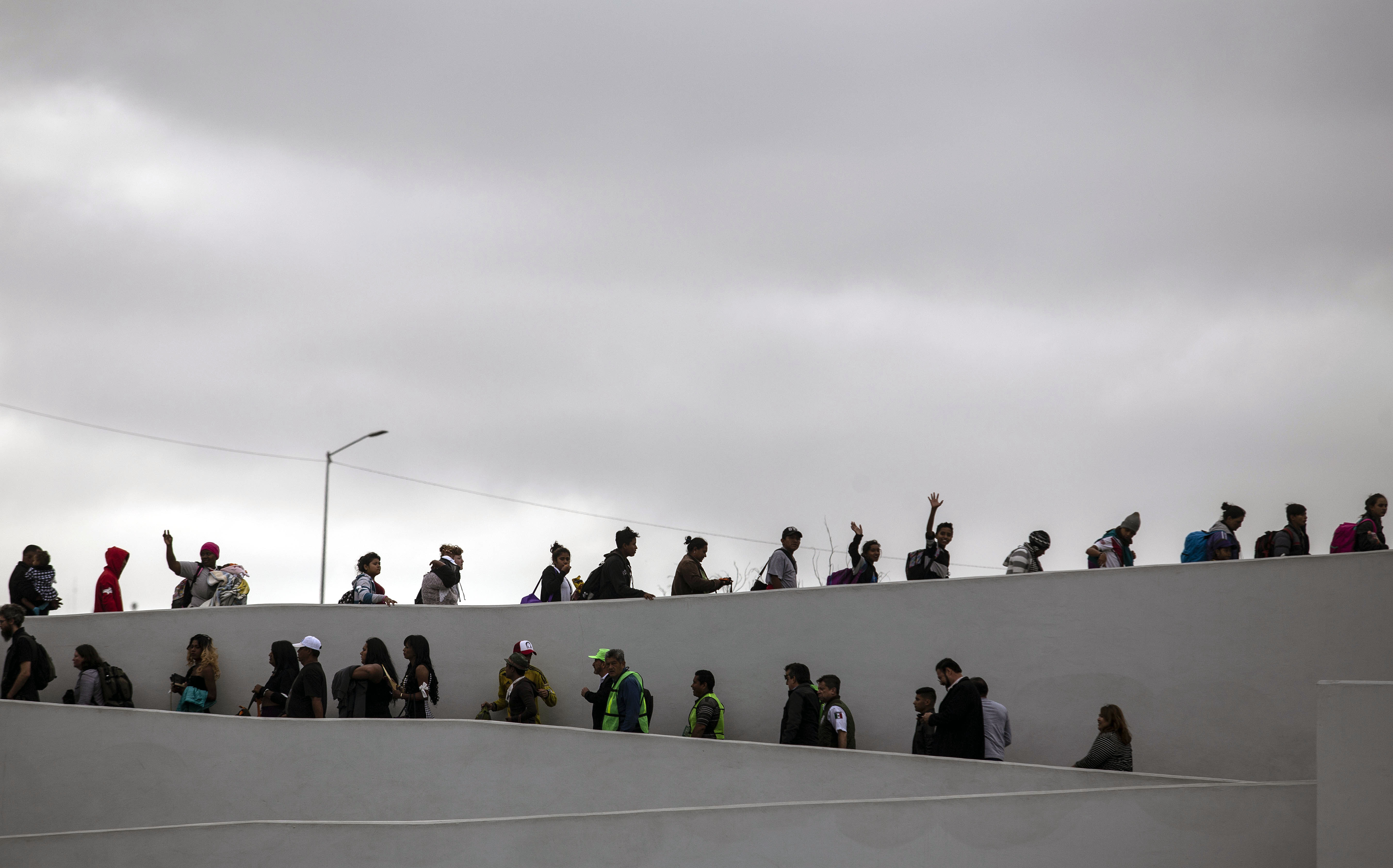 El ingreso de los migrantes en el cruce fronterizo (AFP / Guillermo Arias)