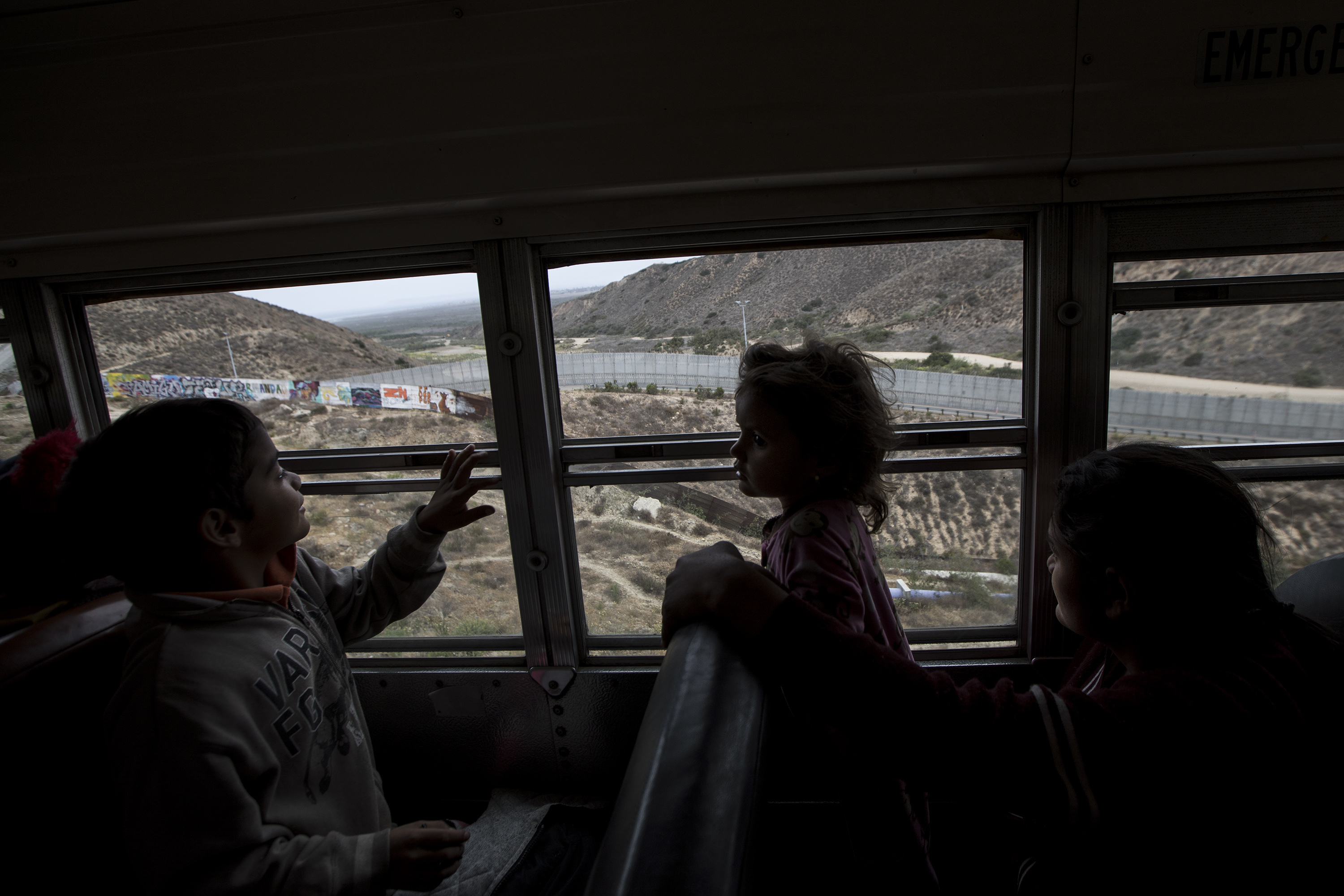 Niños observan el muro que separa la frontera entre México y Estados Unidos (AP/Hans-Maximo Musielik)