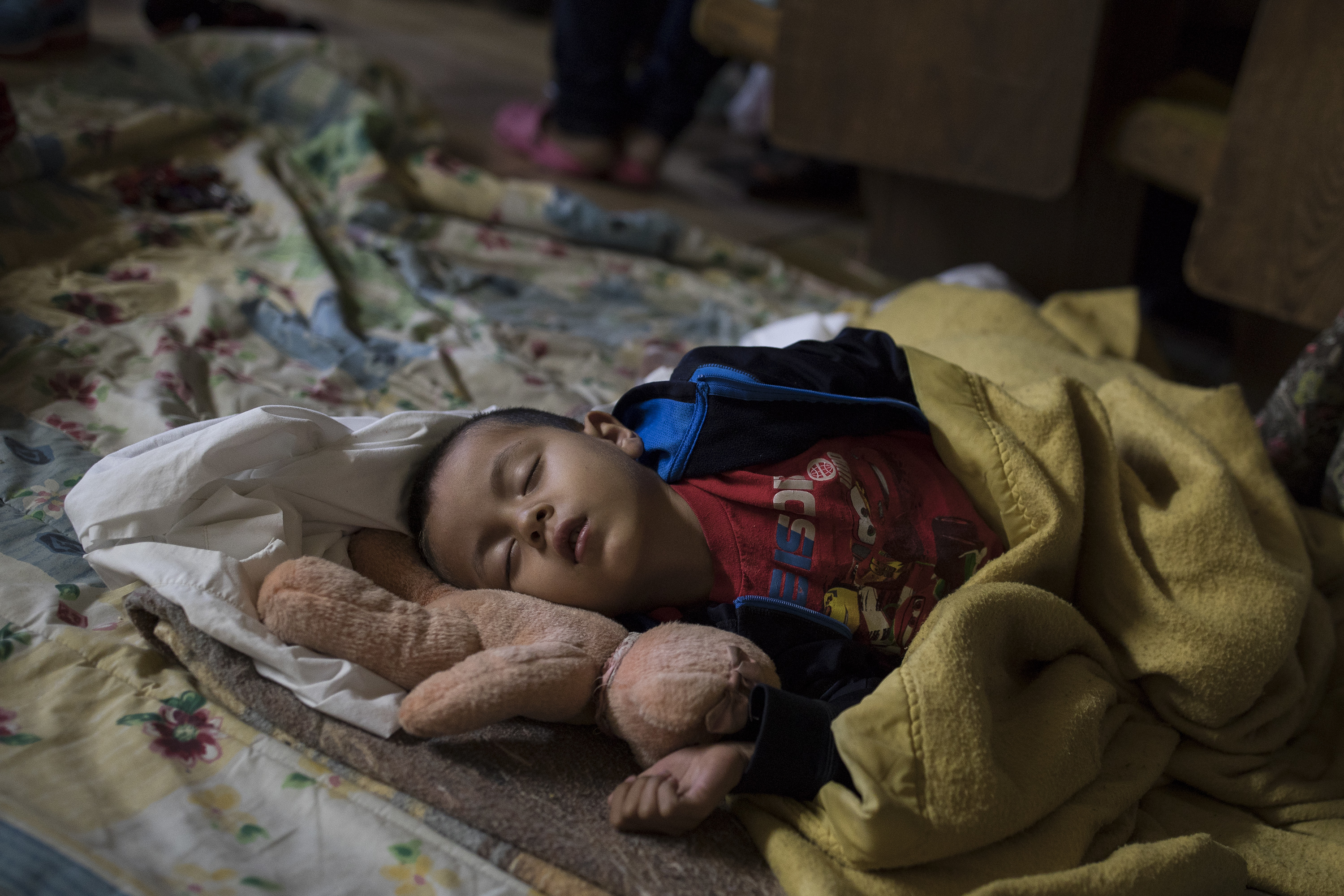 Un niño duerme en Tijuana, en México (AP/Hans-Maximo Musielik)
