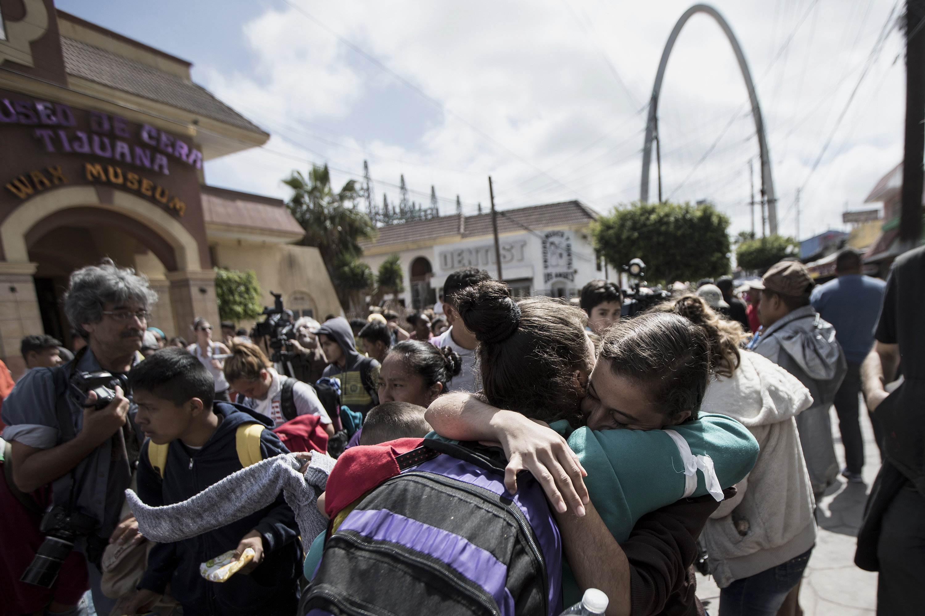 Los migrantes se abrazan en Tijuana (AP/Hans-Maximo Musielik)
