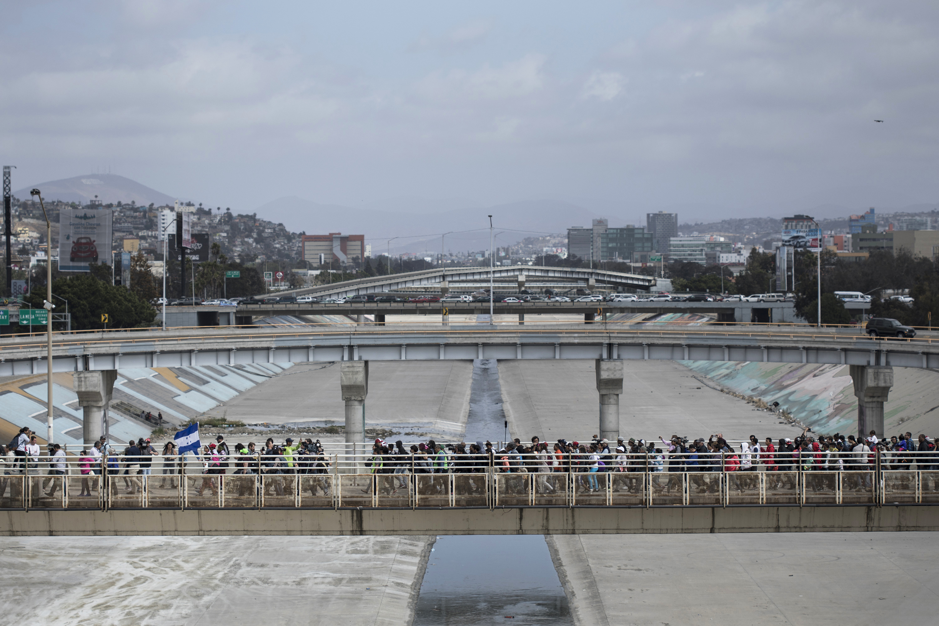 Los migrantes en el paso fronterizo (AP/Hans-Maximo Musielik)