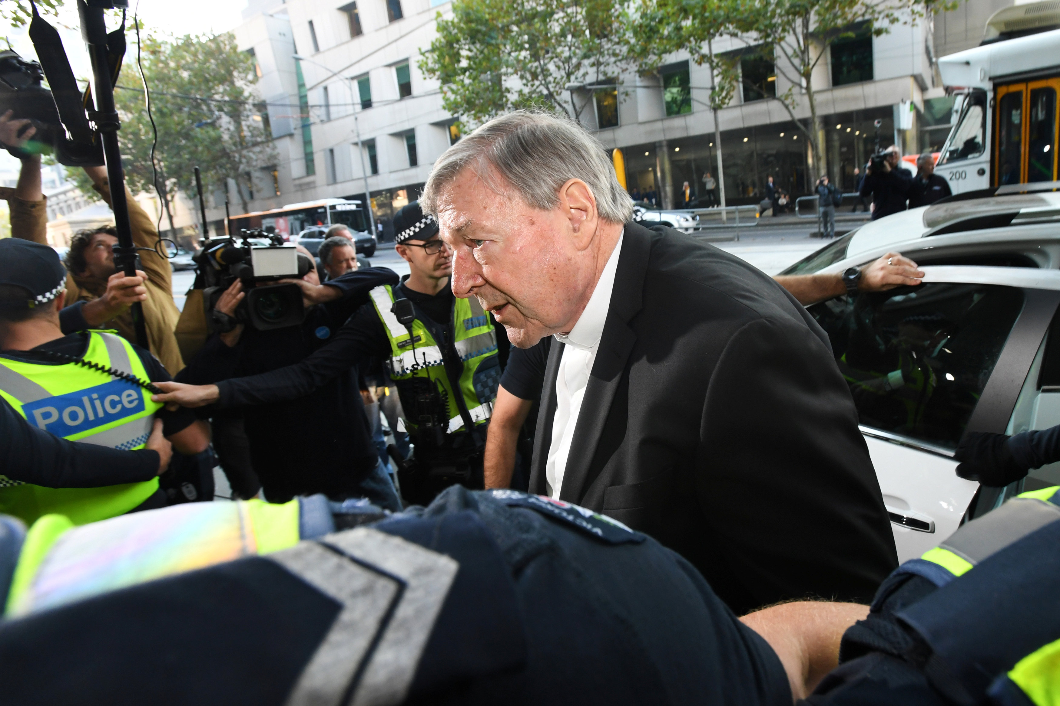 La llegada del cardenal George Pell al Tribunal de Magistrados de Melbourne este martes (AAP/James Ross/via REUTERS)
