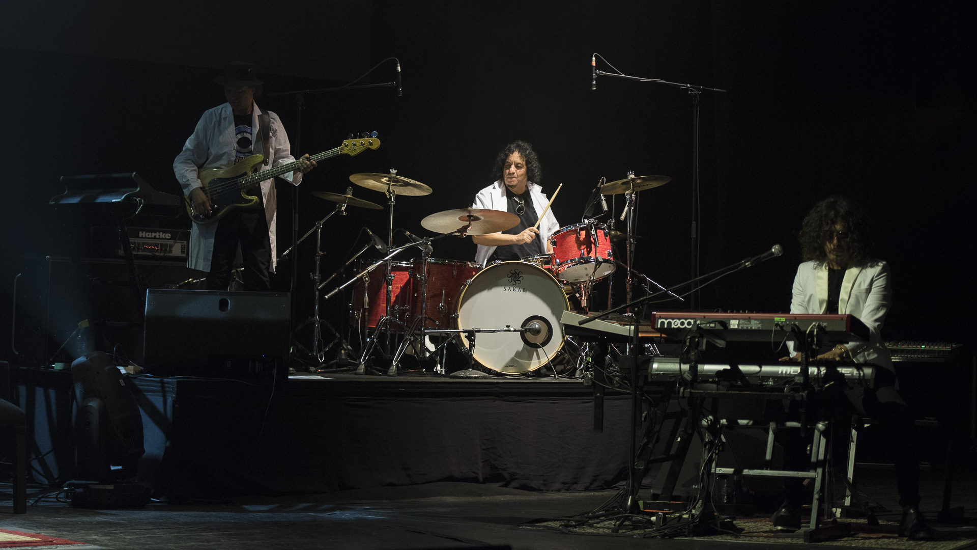 Estuvo acompañado por Fabián “Zorrito” Von Quintiero en teclado, Kiuge Hayashida en guitarras, Toño Silva en batería, Carlos González en bajo y Rosario Ortega en voz