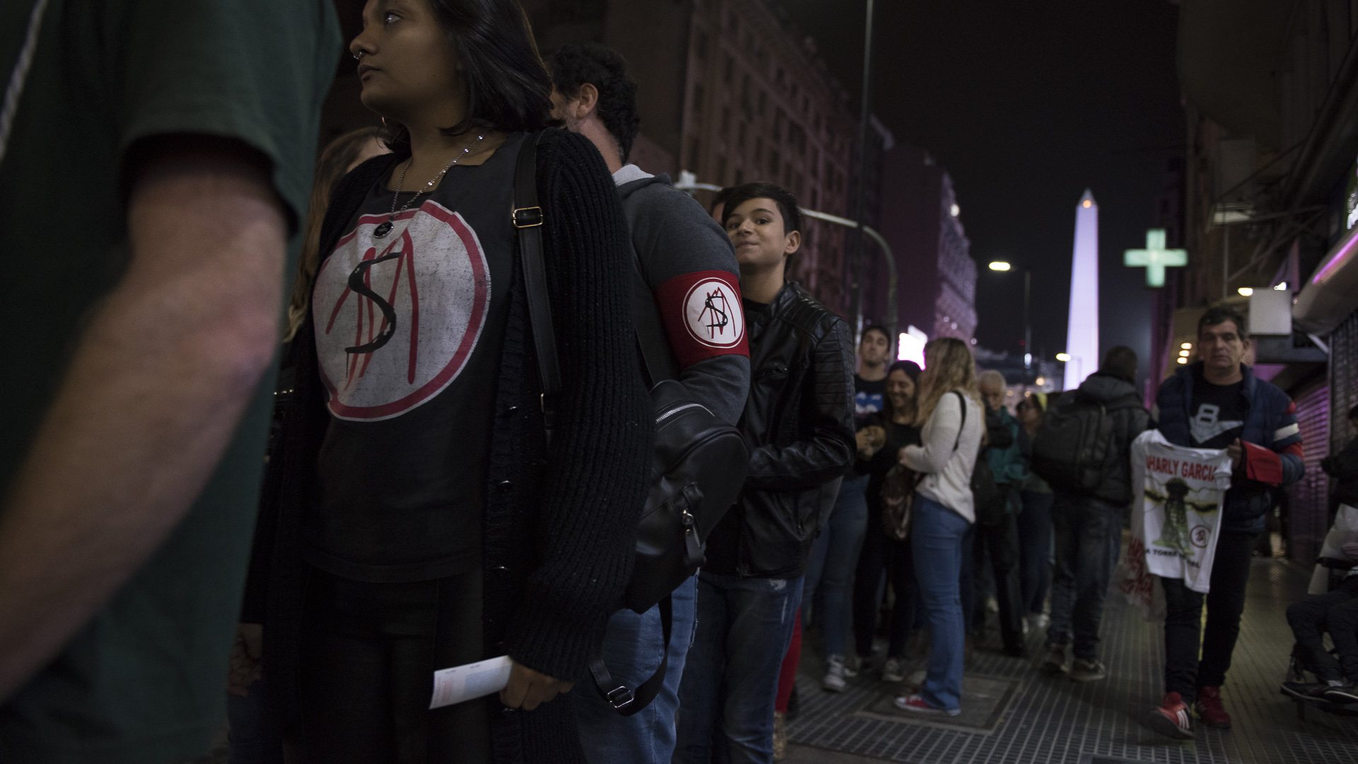 La fila de ingreso sobre la calle Corrientes. Muchos lucieron el logo de “Say no more”, el histórico álbum de Charly