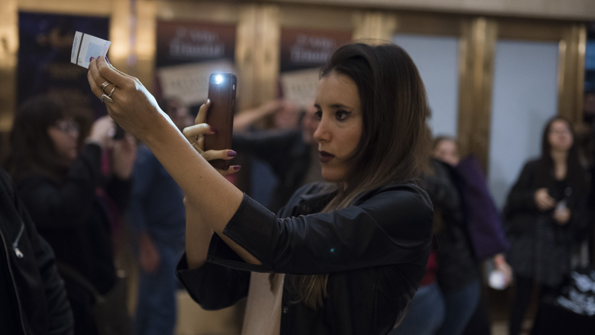 Otra de las fanáticas, tomando una fotografía a su ticket