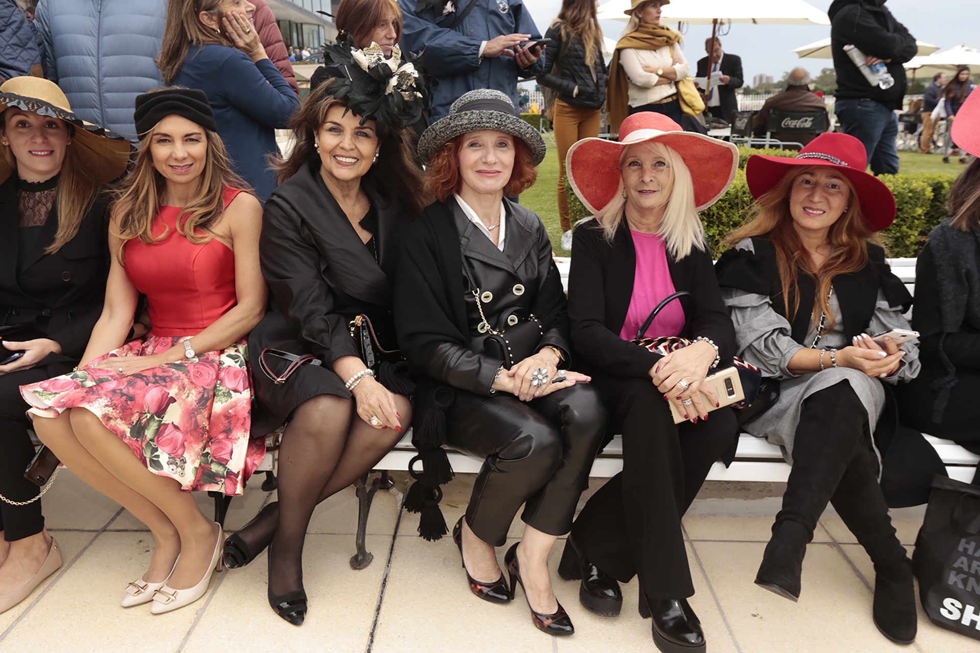 Las invitadas al desfile se sumaron a la propuesta temática