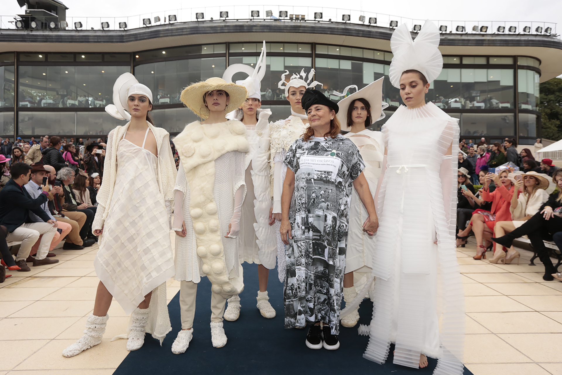 Otra de las grandes atracciones de la tarde fue la primera edición del Hat Show: feria, concurso y desfile de sombreros a beneficio de Ecomujeres