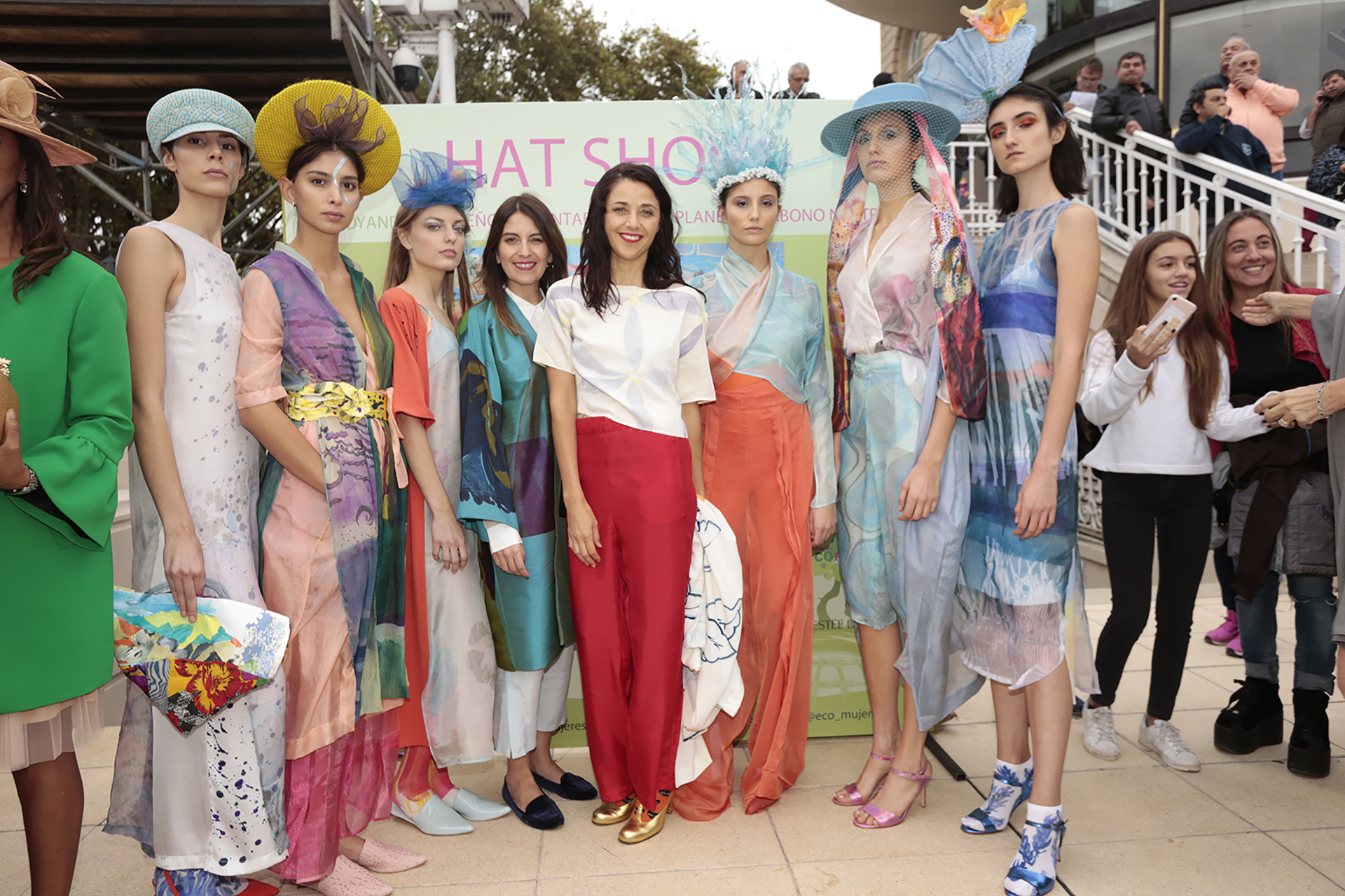 Bajo el concepto de “sustentabilidad al galope” se desarrolló una feria de sombreros y fascinators, con los diseños de Laura Noetinger y sus egresadas: Florencia Tellado, Roxana Sittic Harb, Paula Gaspari y Sol Robles