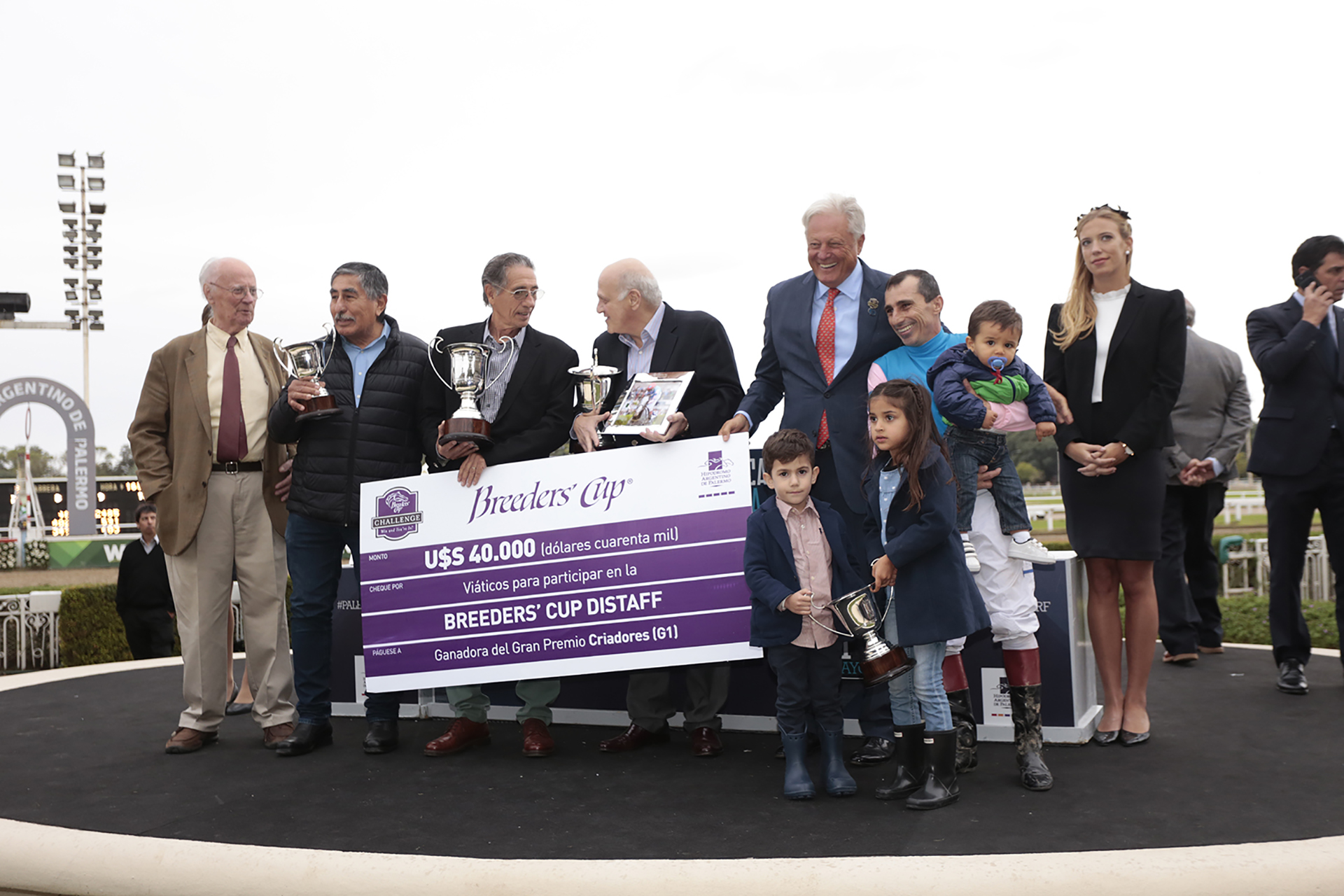 Grandes y chicos fueron testigos de la potencia de los mejores ejemplares Sangre Pura de Carrera, batallándose en la arena porteña por el Gran Premio República Argentina, que supo mantener la tradición del deporte ecuestre y reinventarse, transmitiendo a distintas generaciones la pasión por las carreras de caballos