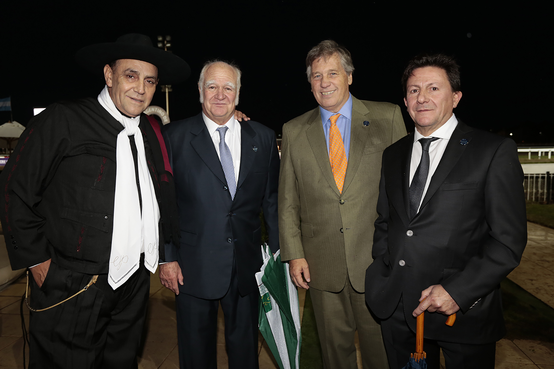 El Hipódromo de Palermo se vistió de gala para celebrar la fiesta del turf, en el marco del Gran Premio República Argentina, además de cinco Grandes Premios más de Grupo 1. El público disfrutó de un feriado colmado de entretenimientos, en el marco del Festival Caballo Argentino. En la foto, el Chaqueño Palavecino junto a Federico de Achaval y Antonio Bullrich