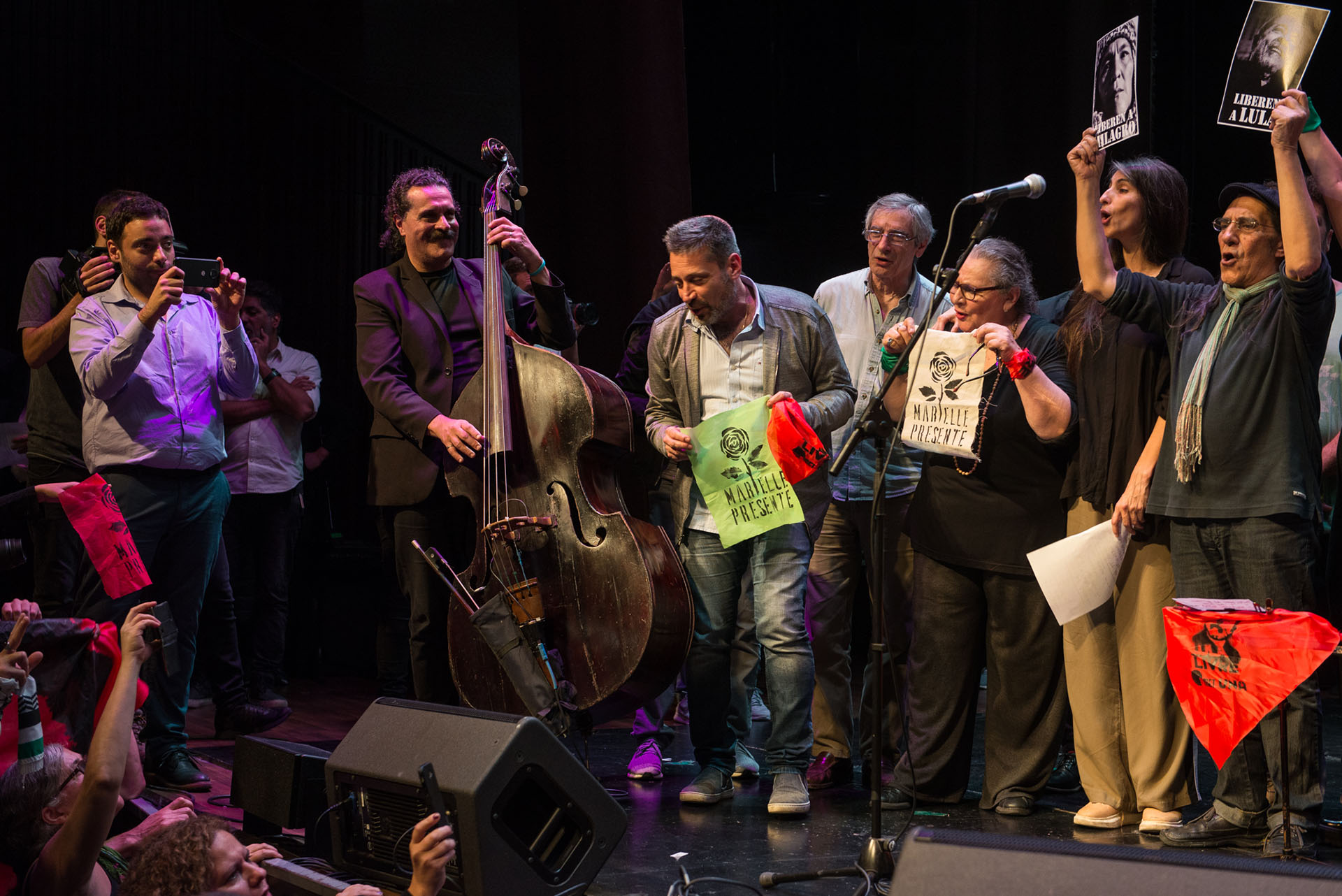 Del festival en el que se reclamó por la libertad de Lula participaron artistas como Liliana Herrero, Cristina Banegas, León Gieco, Dolores Solá, Rita Cortese, Carolina Peleritti, Rodolfo García, Horacio Fontova, Palo Pandolfo, Gerardo Romano, Rep y Roly Serrano